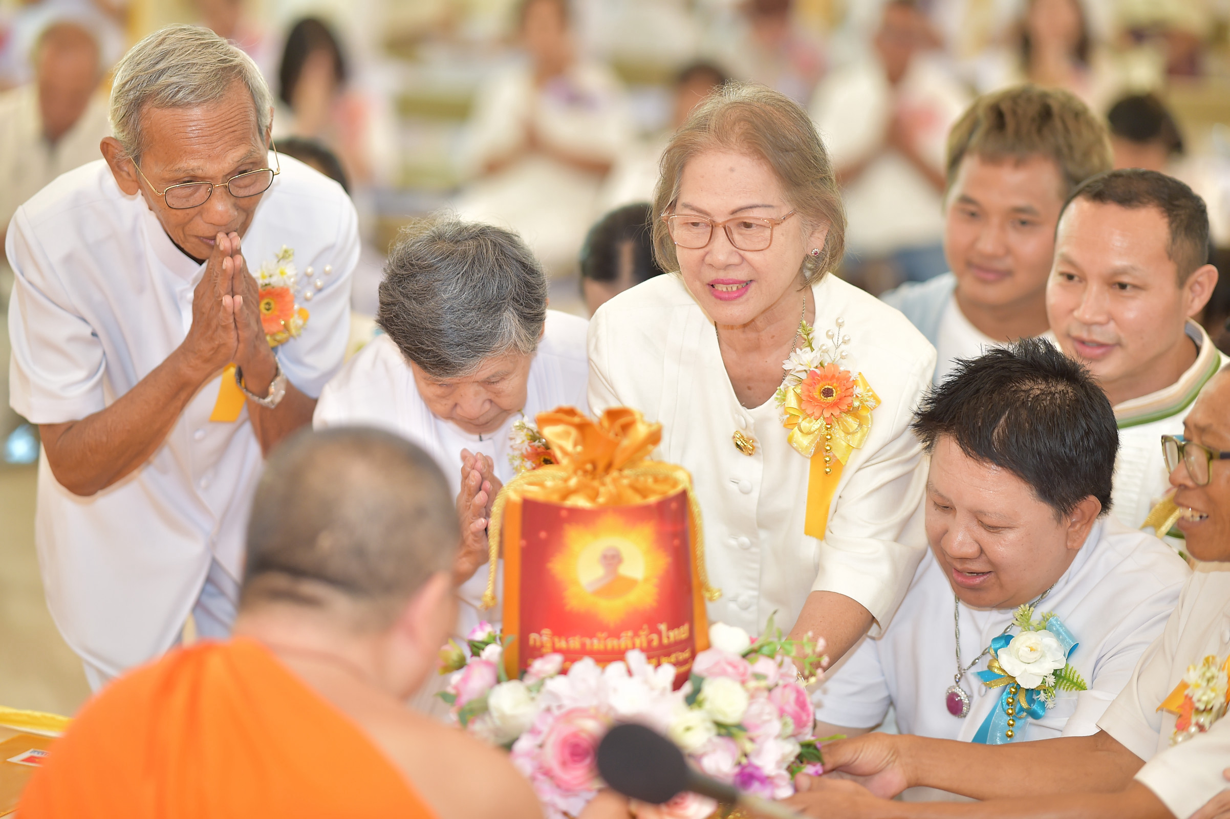 ภาพหมู่ถือพานถวายปัจจัยศูนย์ปฏิบัติธรรมเชียงราย