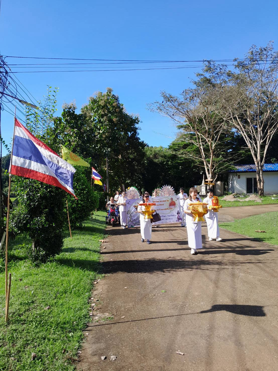 ภาพร่วมขบวนกฐินวัดน้ำไคร้