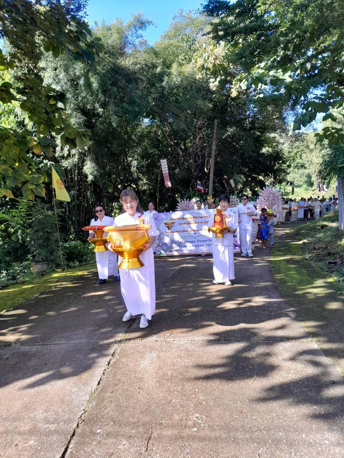 ภาพหมู่ถือพานถวายปัจจัยวัดน้ำไคร้