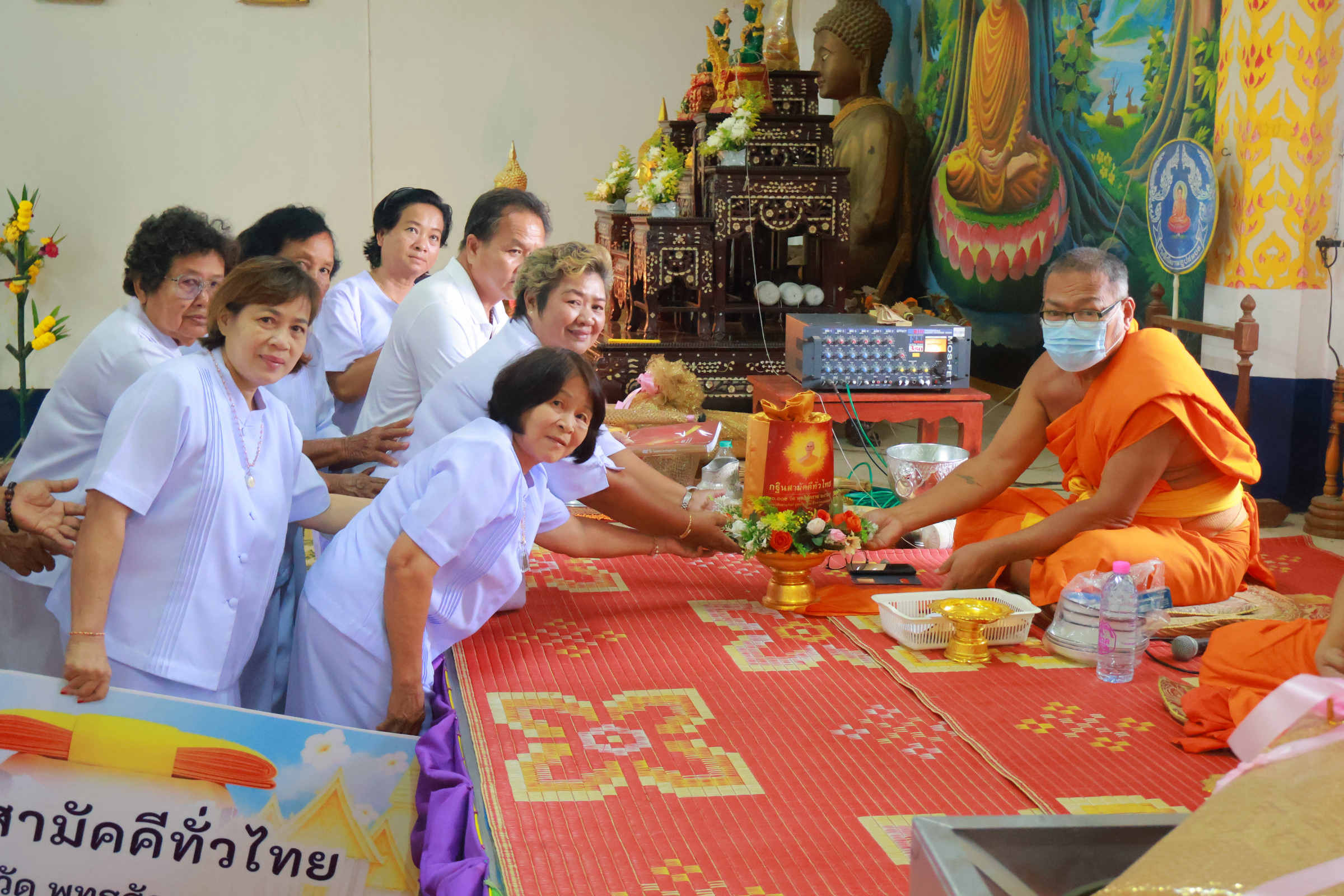 ภาพการถวายปัจจัยวัดทับผึ้ง