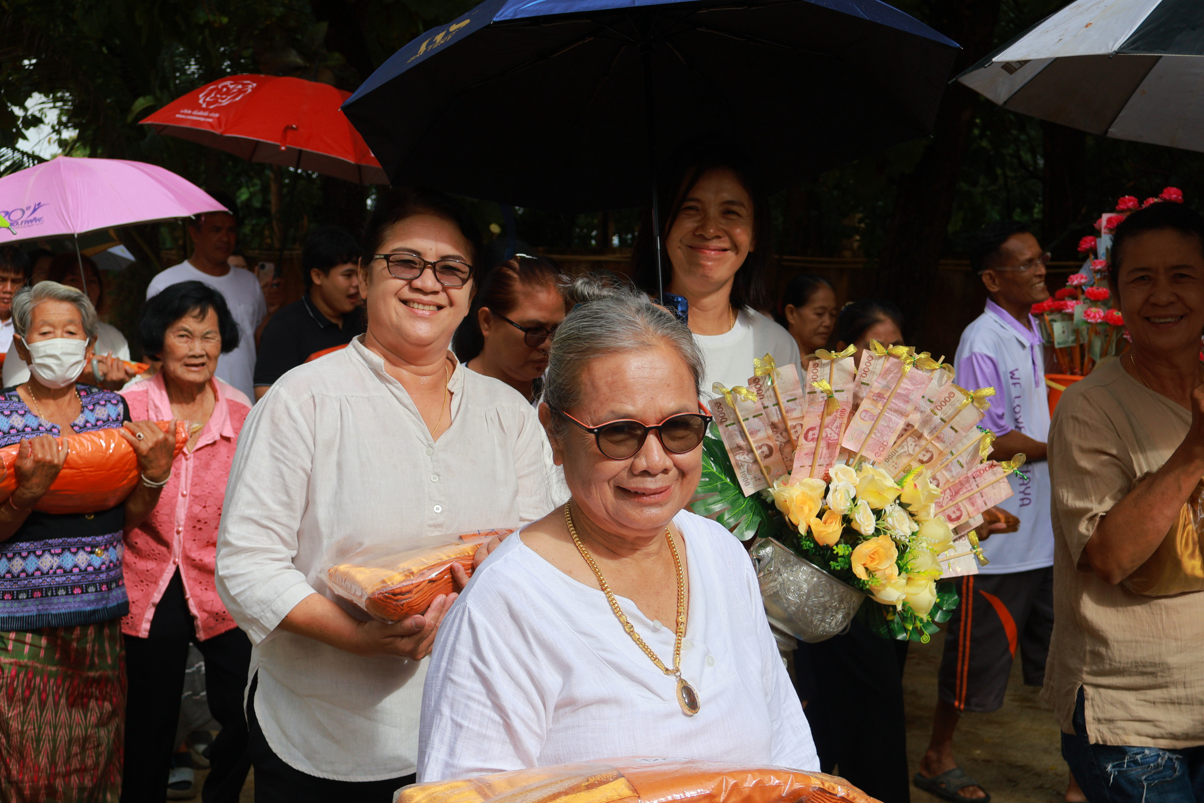 ภาพร่วมพิธีกรรมวัดทับผึ้ง