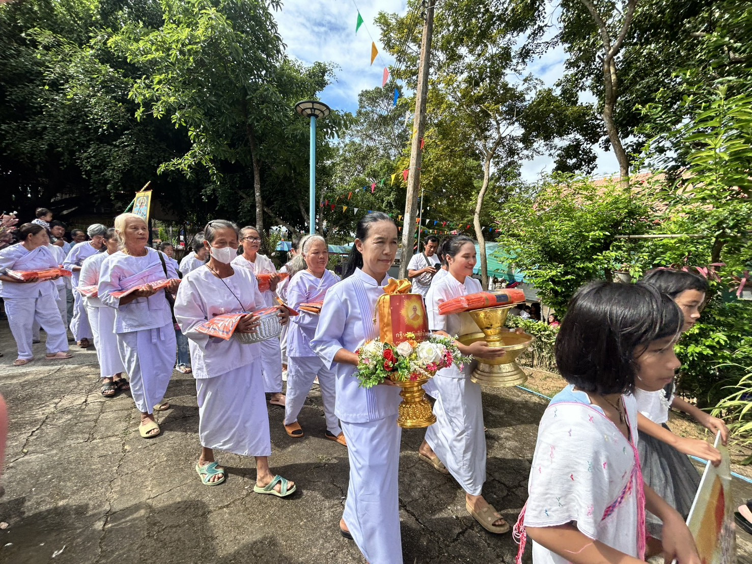 ภาพร่วมพิธีกรรมวัดแม่เทินเหนือ