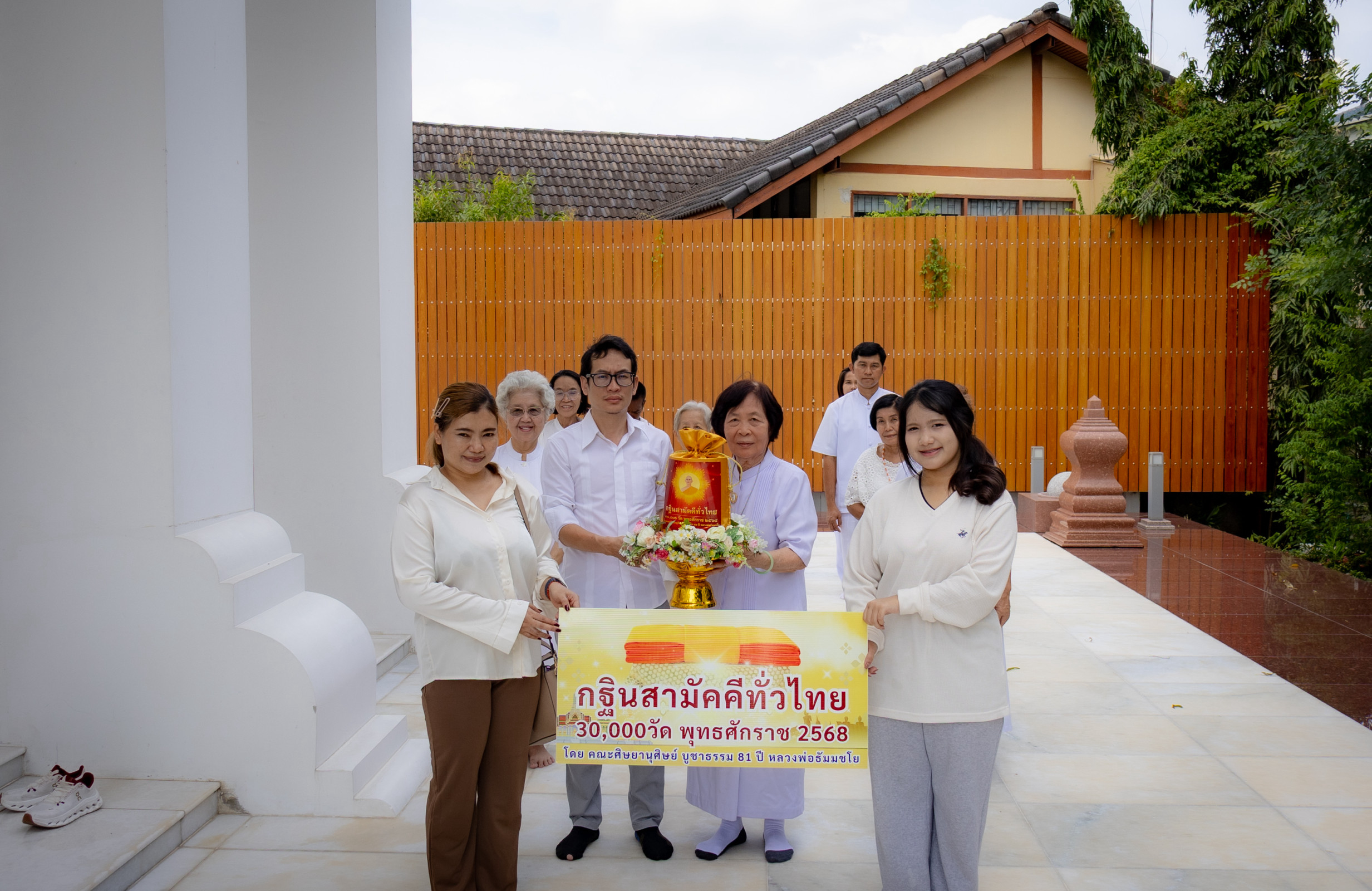 ภาพร่วมขบวนกฐินวัดแทนวันดีเจริญสุข