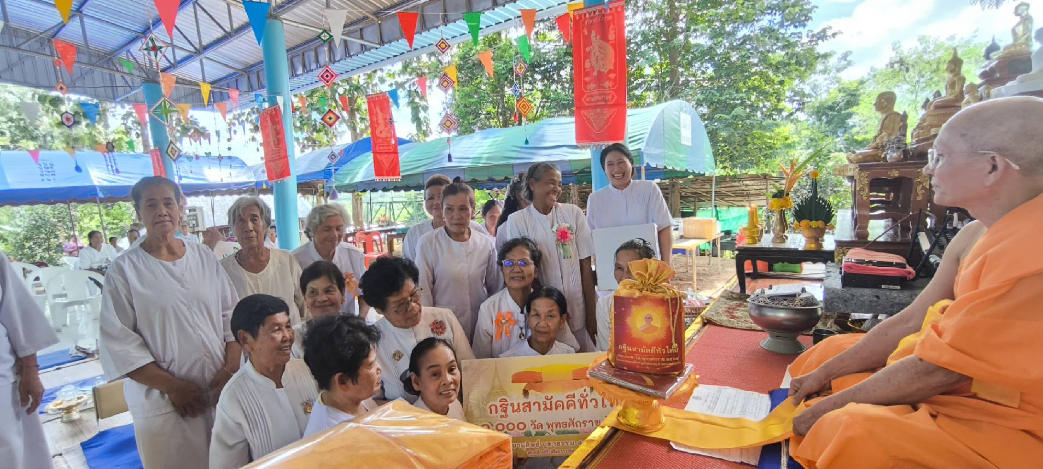 ภาพหมู่ถือพานถวายปัจจัยศูนย์ปฏิบัติธรรมแก้วผาคำ