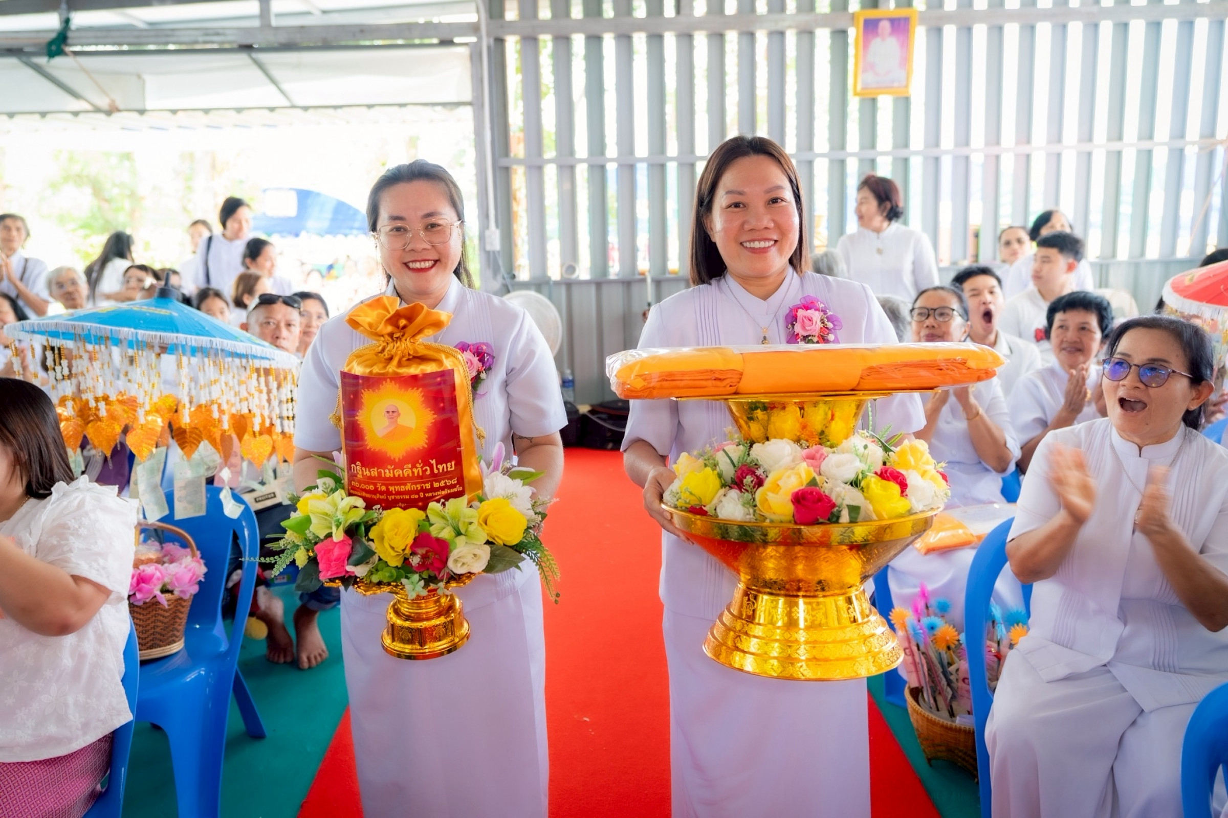 ภาพหมู่ถือพานถวายปัจจัยศูนย์ปฏิบัติธรรมคงธรรม