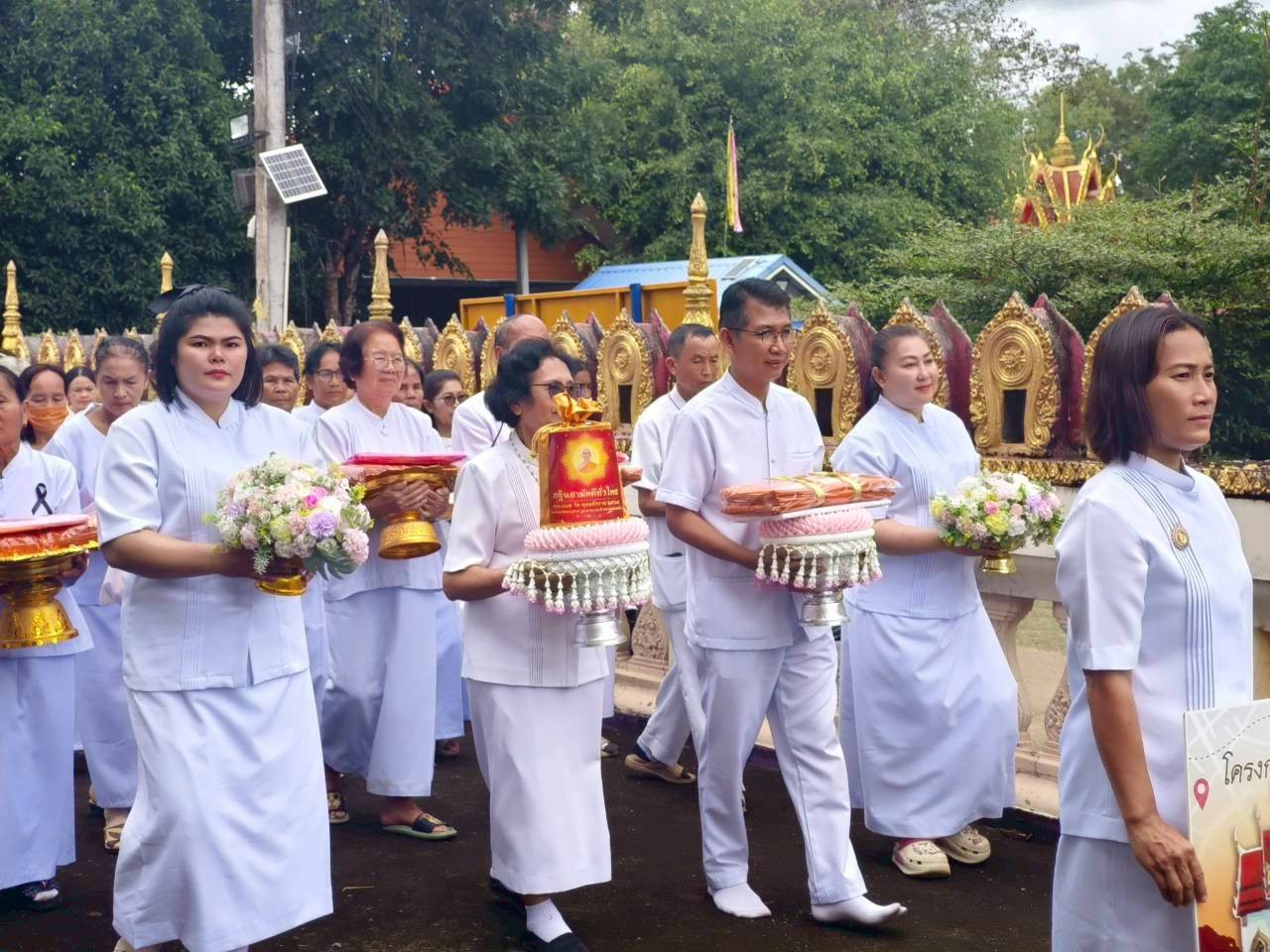 ภาพร่วมขบวนกฐินวัดแท่นบัลลังก์