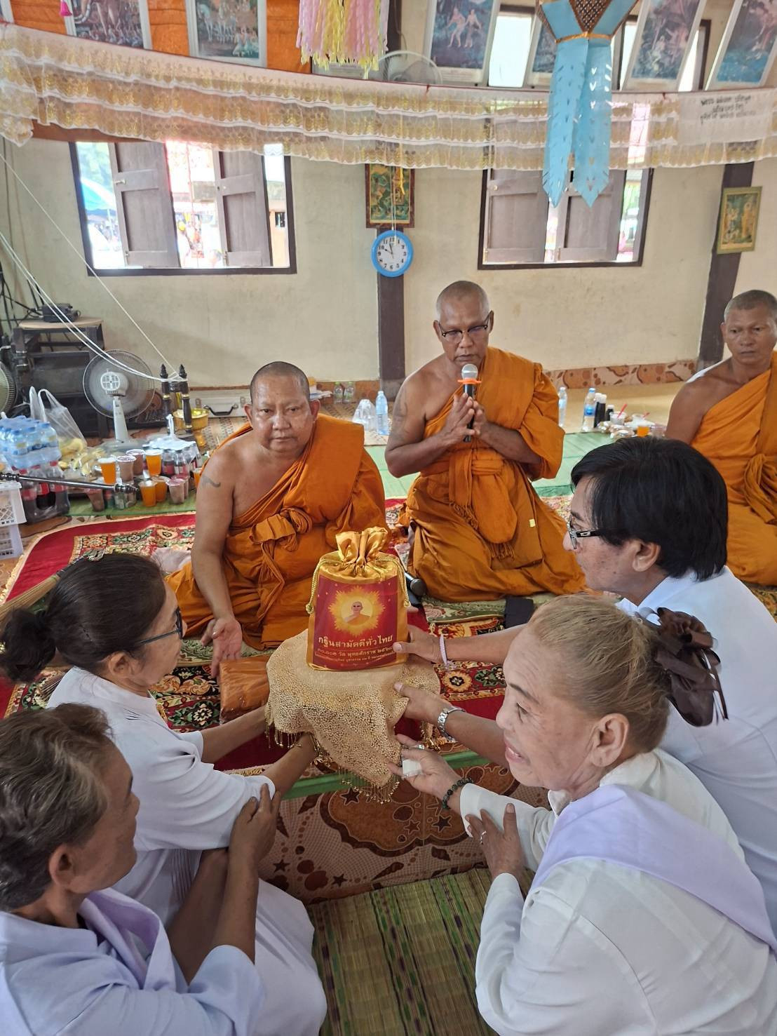 ภาพการถวายปัจจัยวัดเสลา