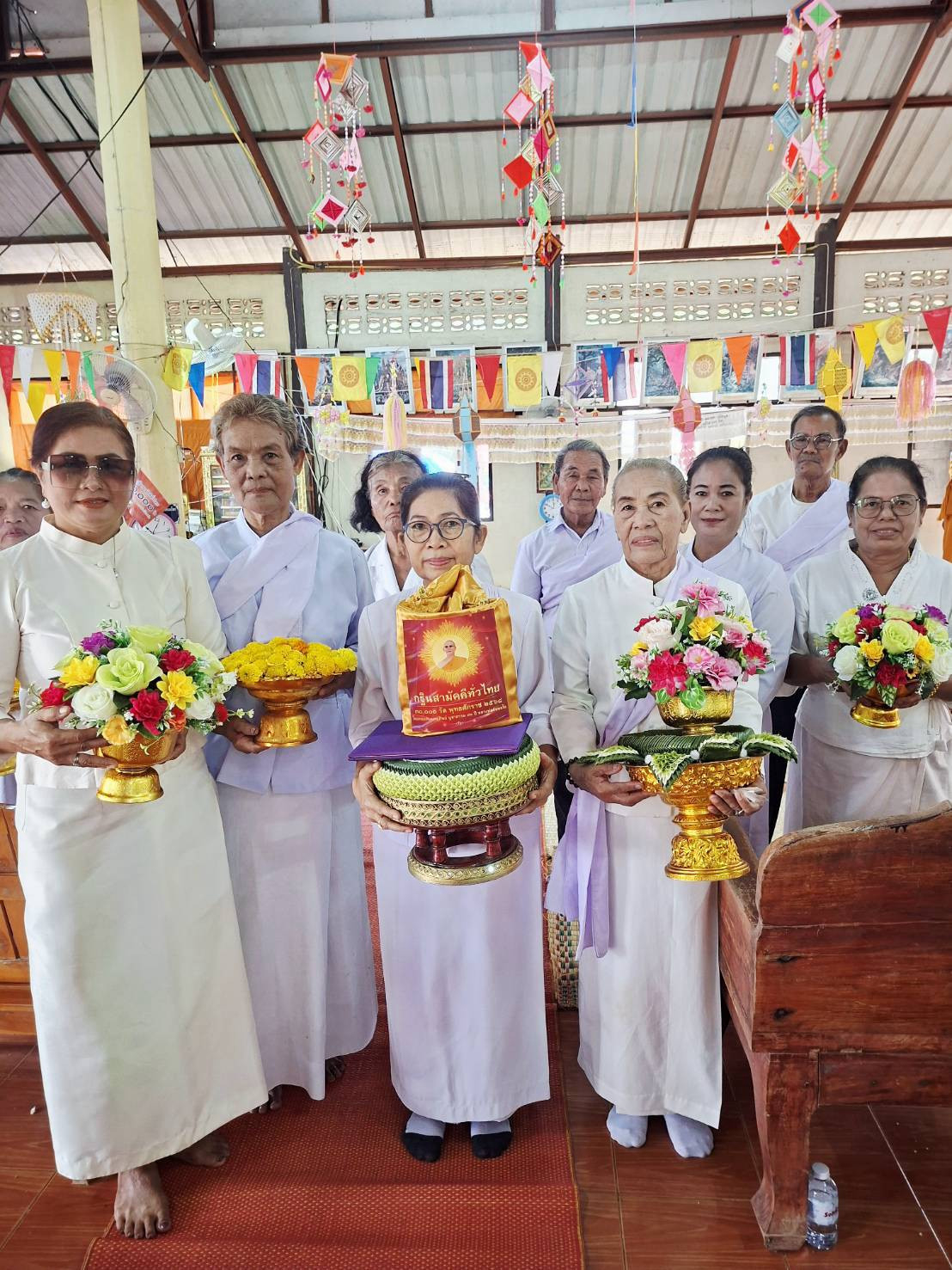 ภาพหมู่ถือพานถวายปัจจัยวัดเสลา