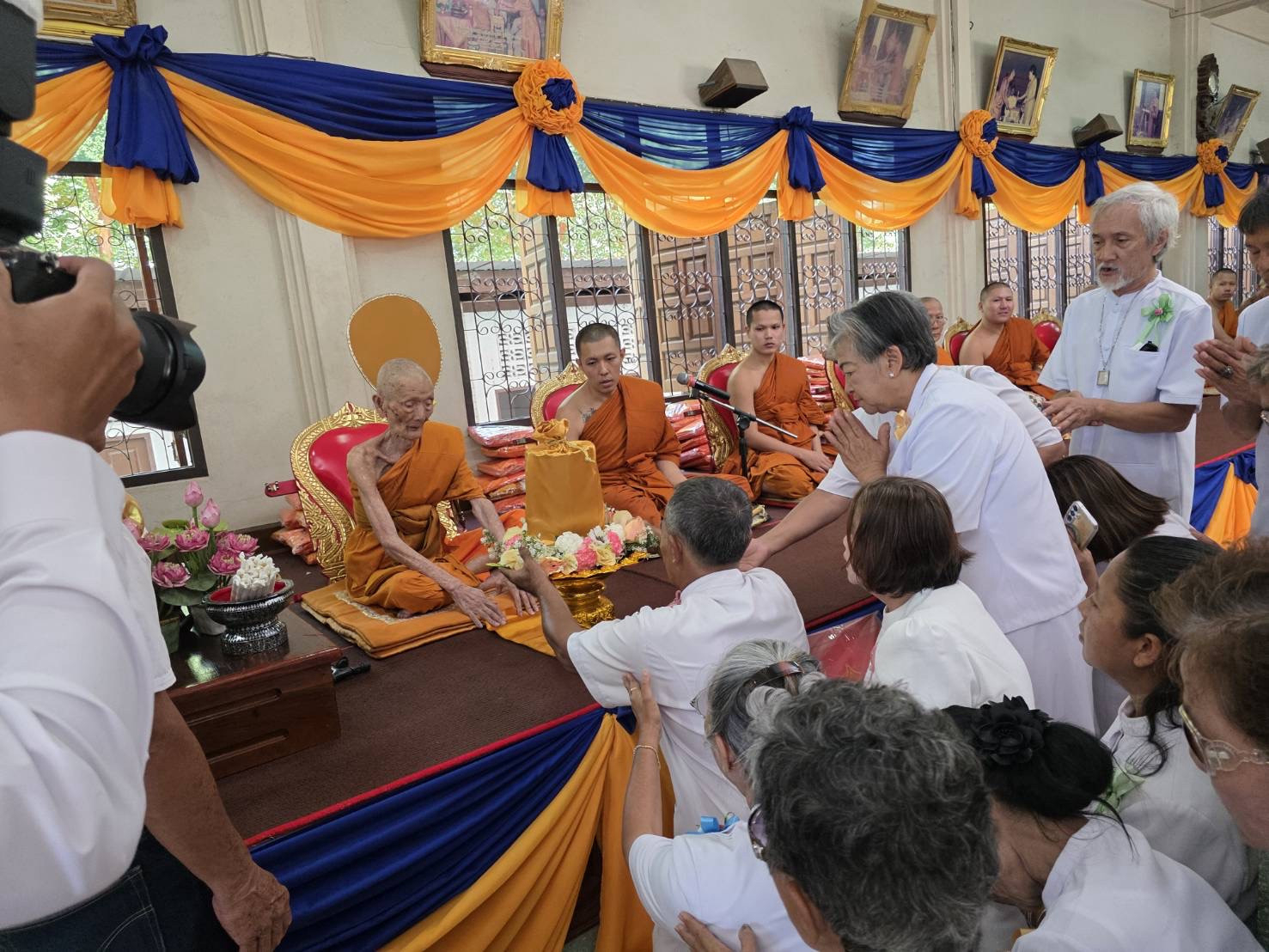 ภาพการถวายปัจจัยวัดสระไม้แดง