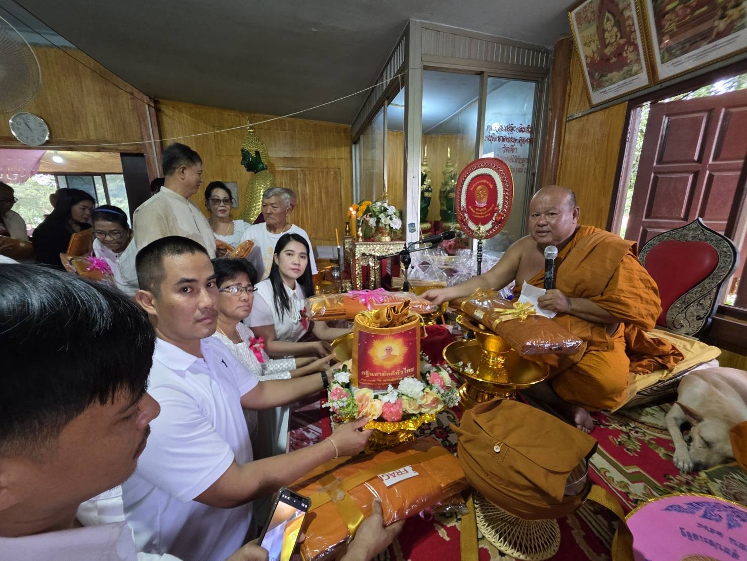 ภาพหมู่ถือพานถวายปัจจัยวัดตึก