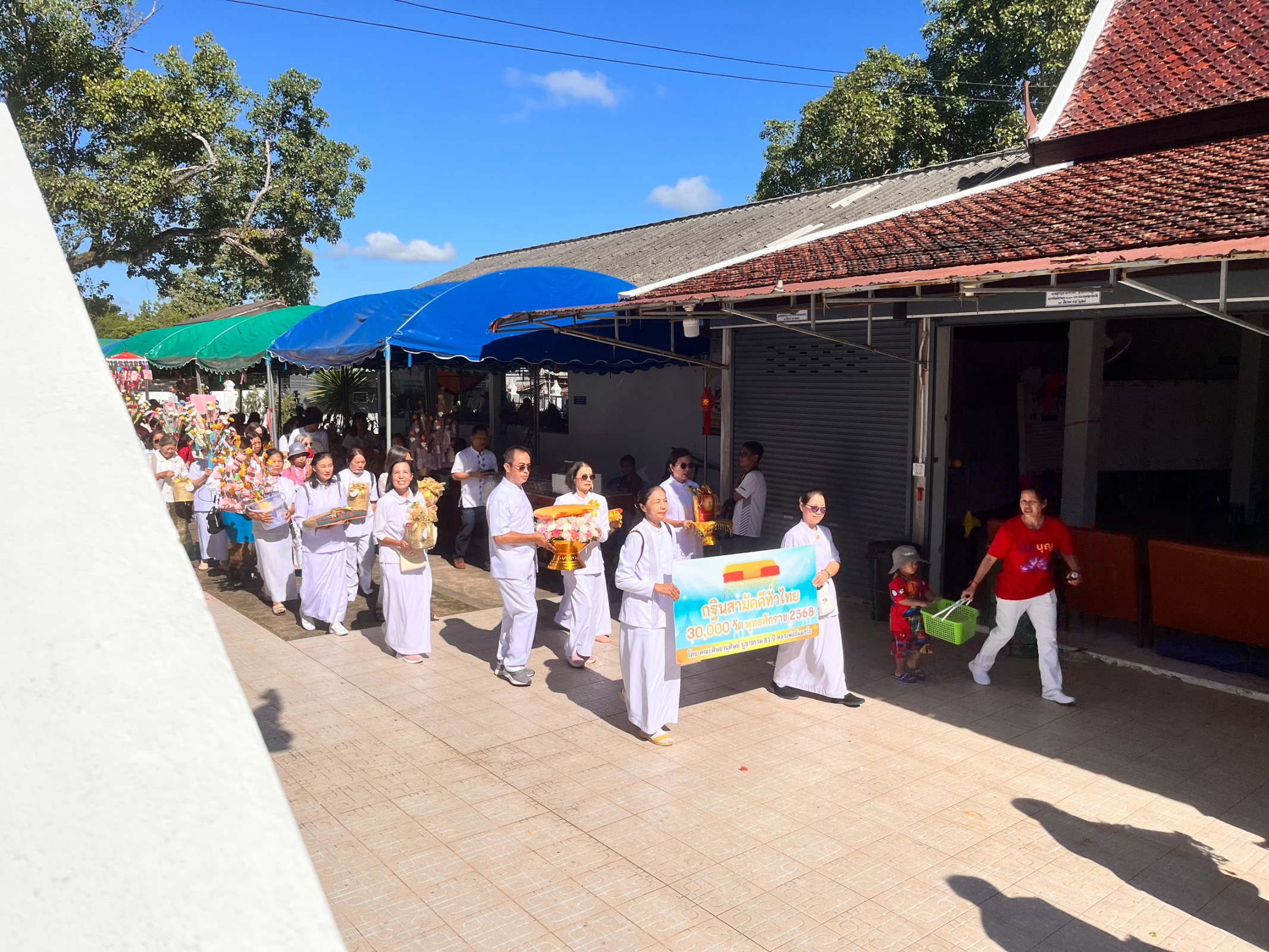 ภาพร่วมขบวนกฐินวัดม่วงใหม่