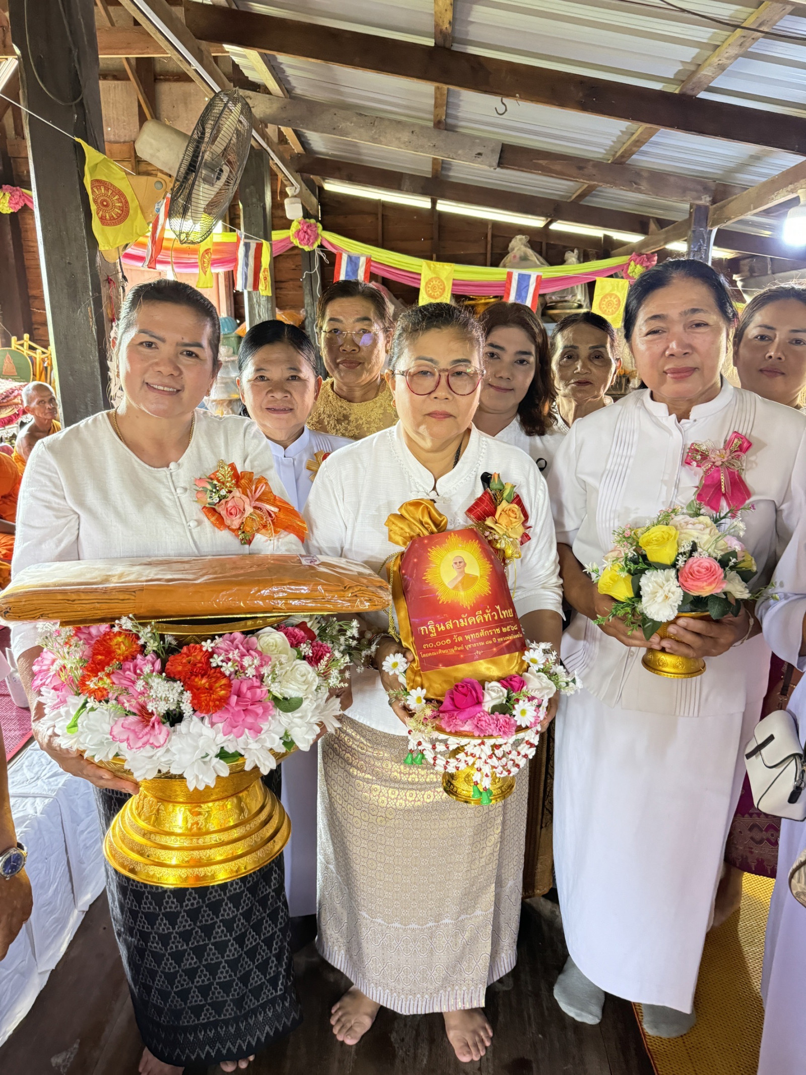 ภาพร่วมขบวนกฐินวัดระหาร