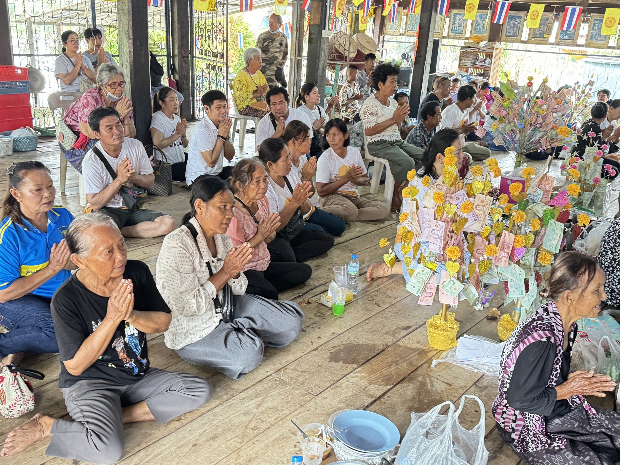 ภาพร่วมพิธีกรรมวัดระหาร