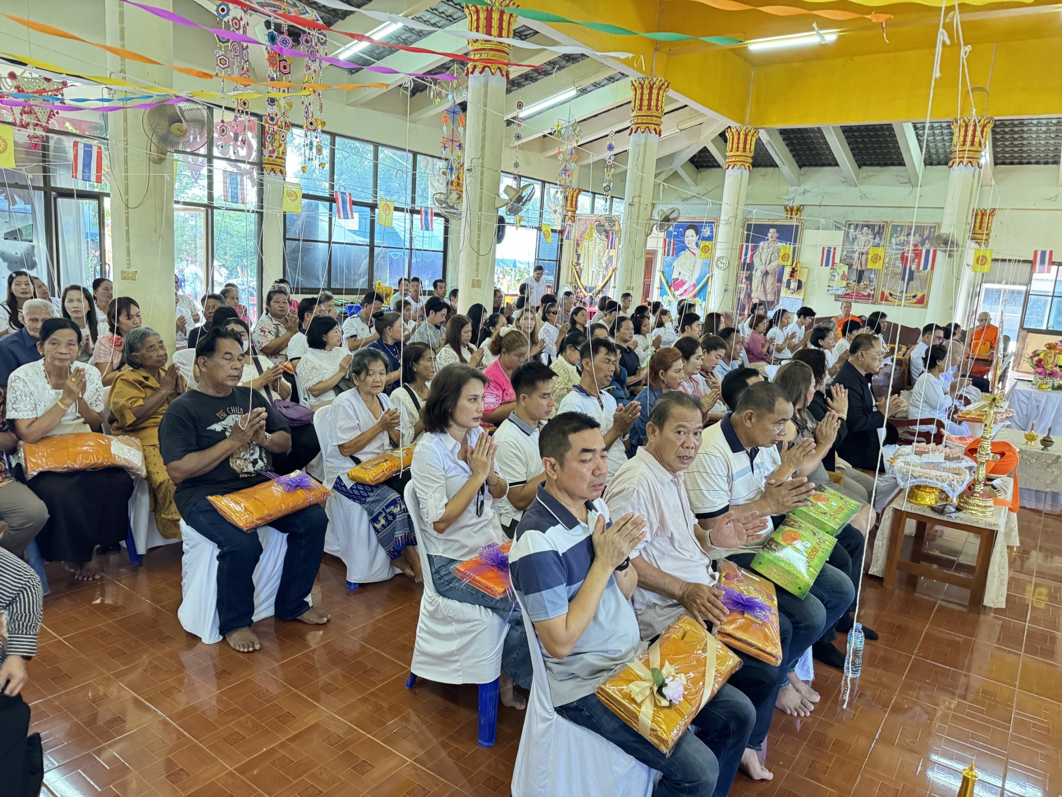 ภาพร่วมพิธีกรรมวัดเนินมะปราง