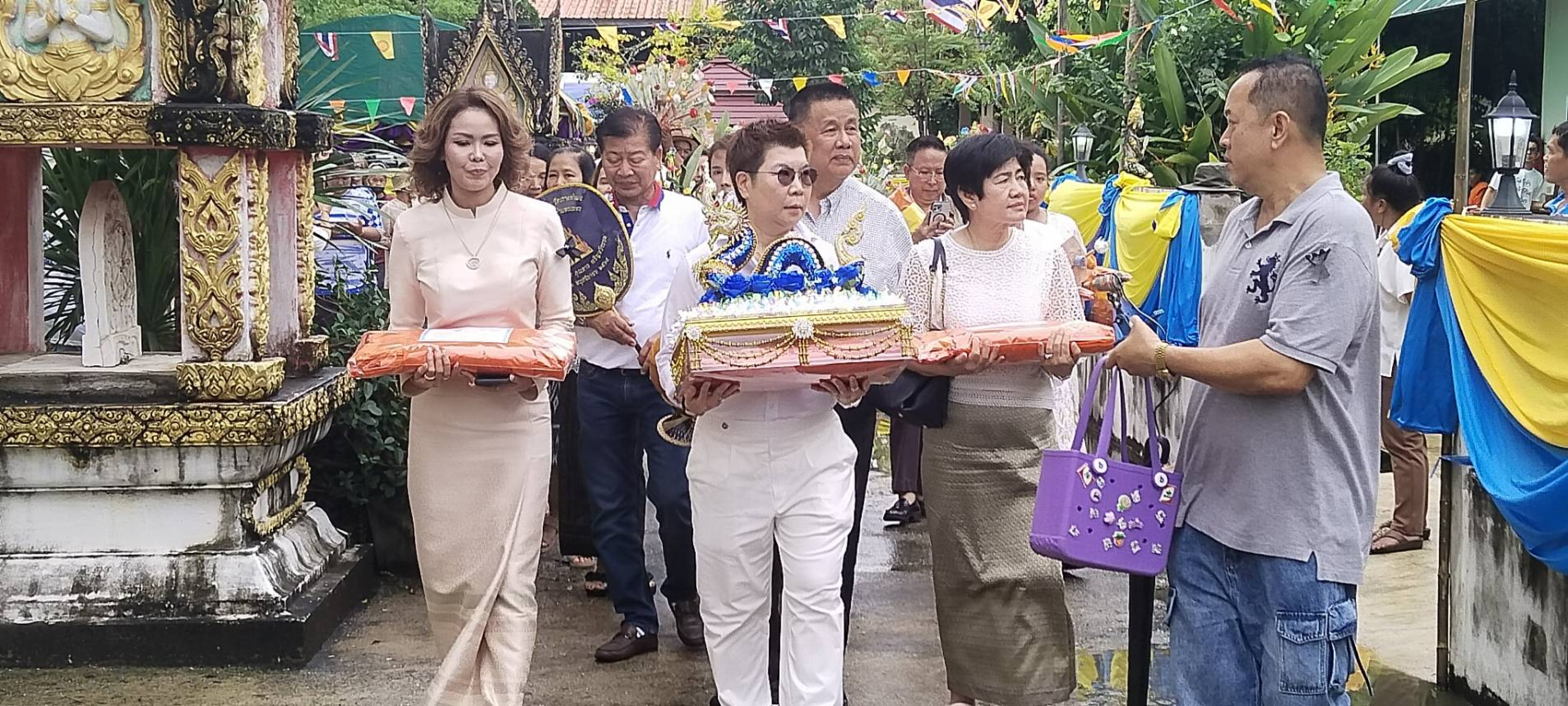 ภาพหมู่ถือพานถวายปัจจัยวัดเกาะตำแย