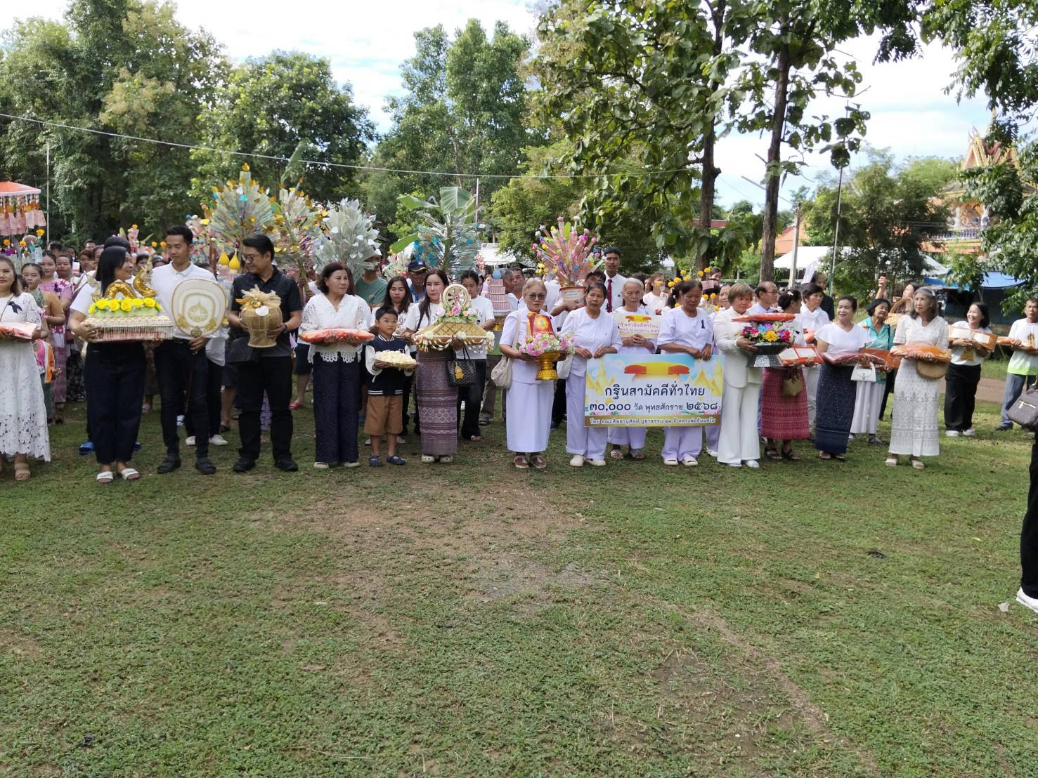 ภาพร่วมขบวนกฐินวัดเกาะรากเสียด