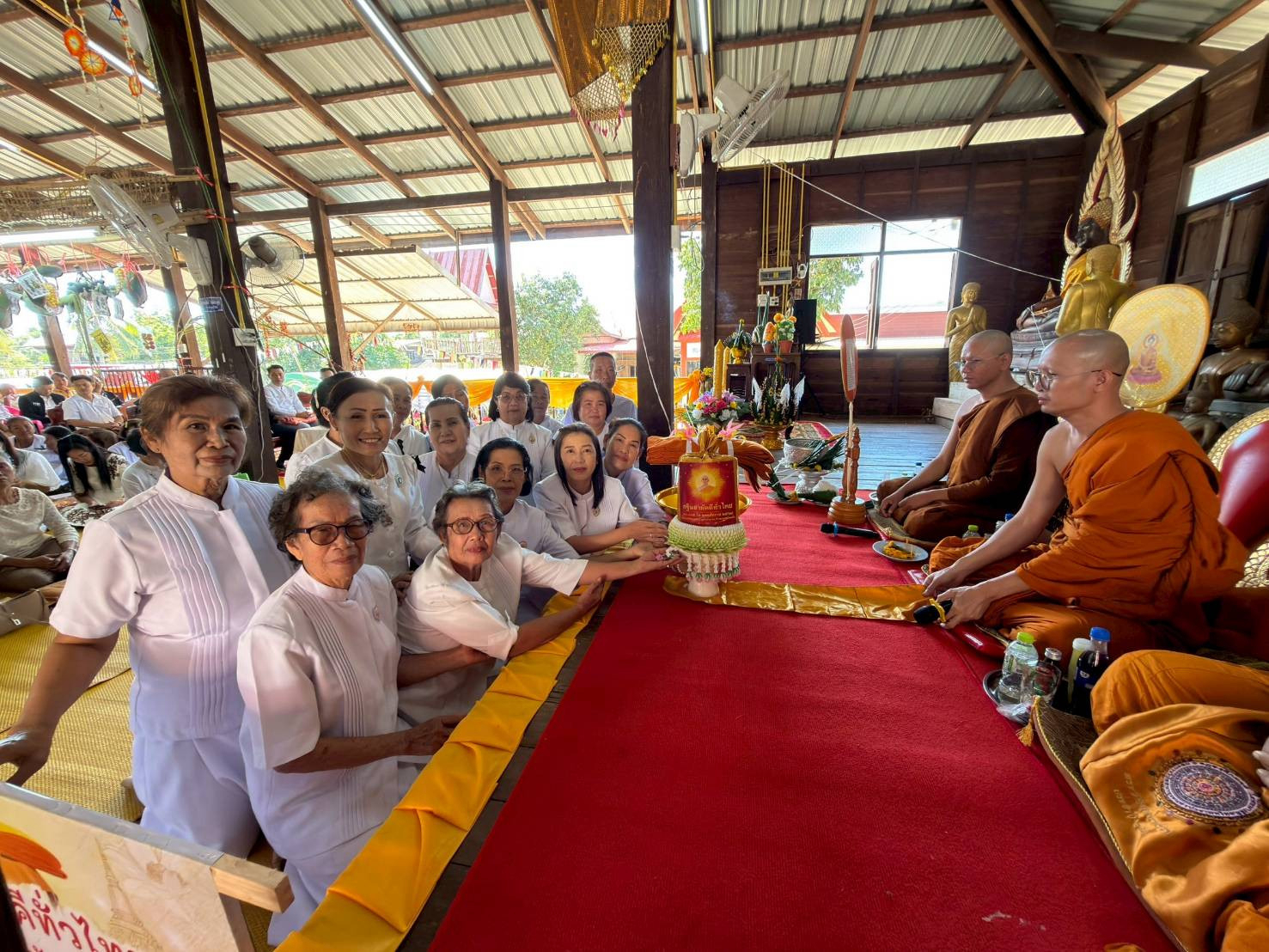 ภาพการถวายปัจจัยวัดศรีชมภูดาลัย