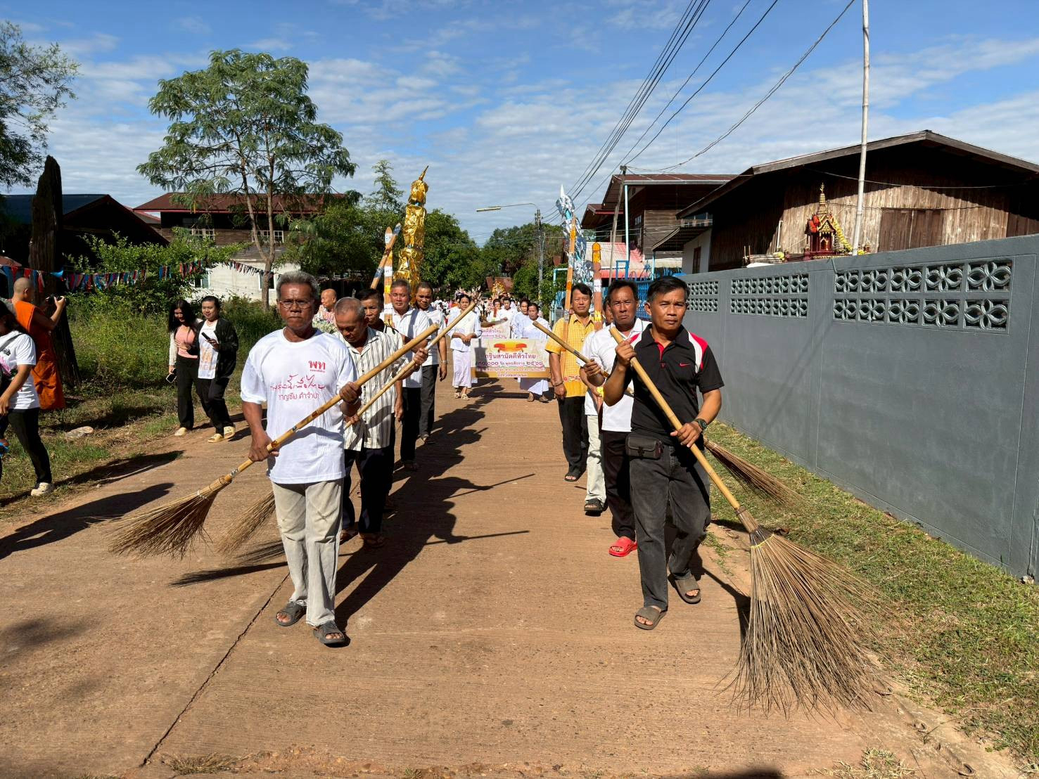 ภาพร่วมพิธีกรรมวัดศรีชมภูดาลัย