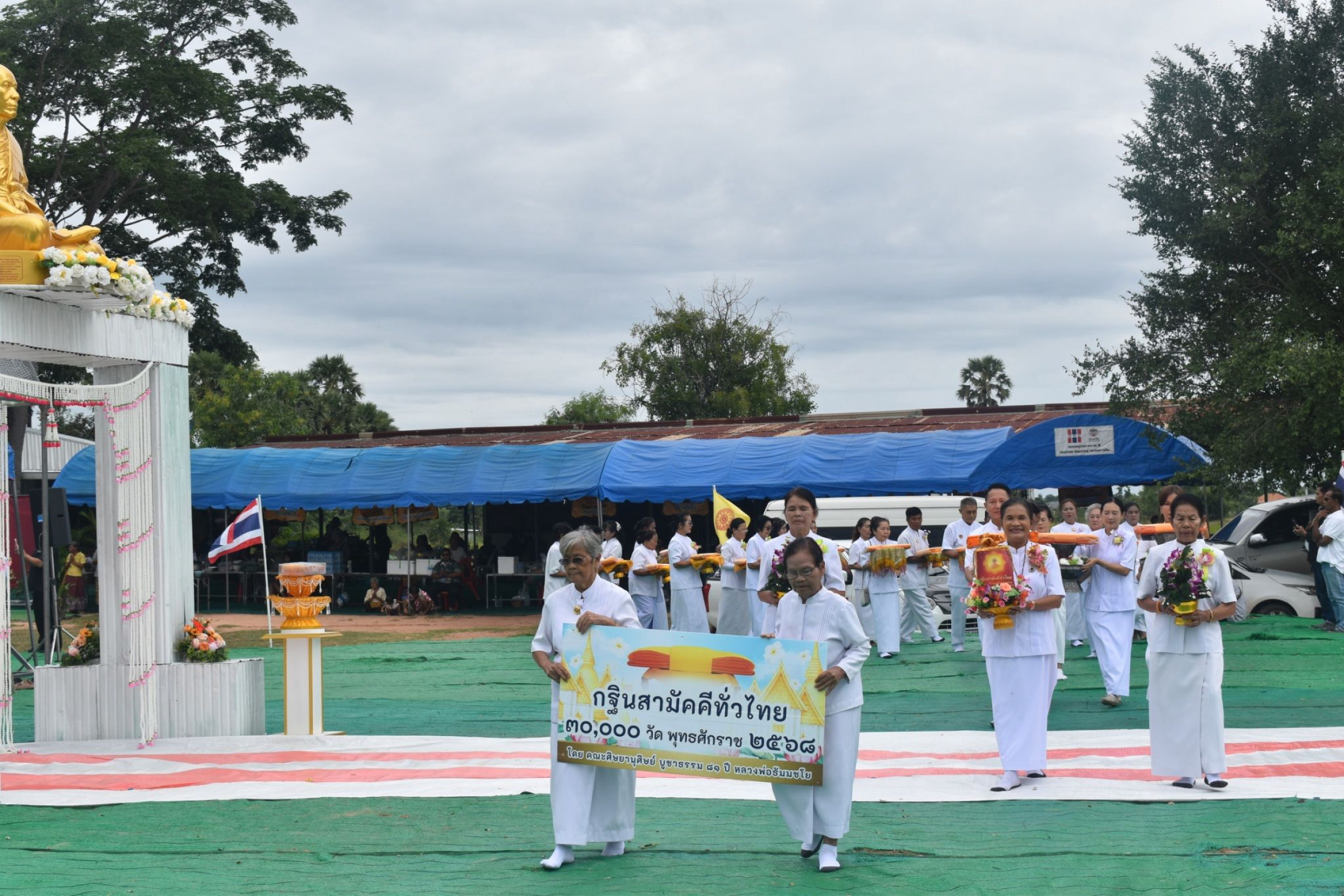 ภาพร่วมขบวนกฐินศูนย์ปฏิบัติธรรมบัวใหญ่นครราชสีมา