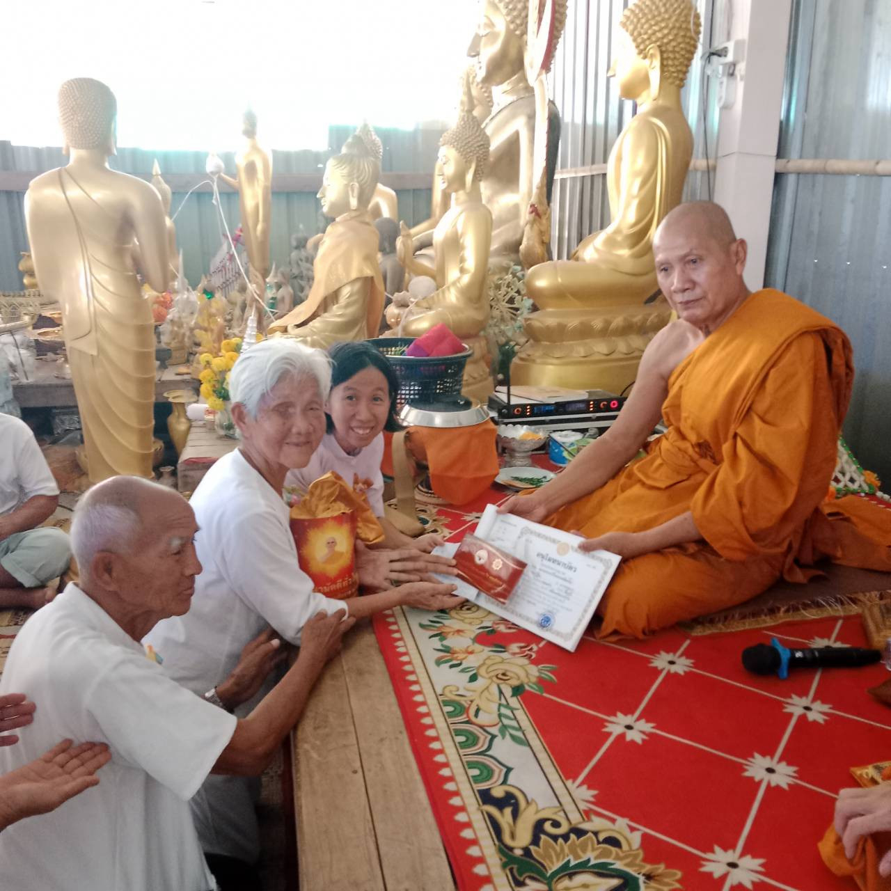 ภาพการถวายปัจจัยวัดเกาะหมาก