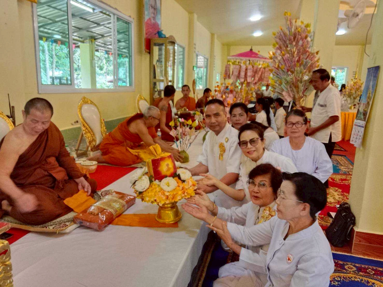 ภาพการถวายปัจจัยวัดค่ายเสรี