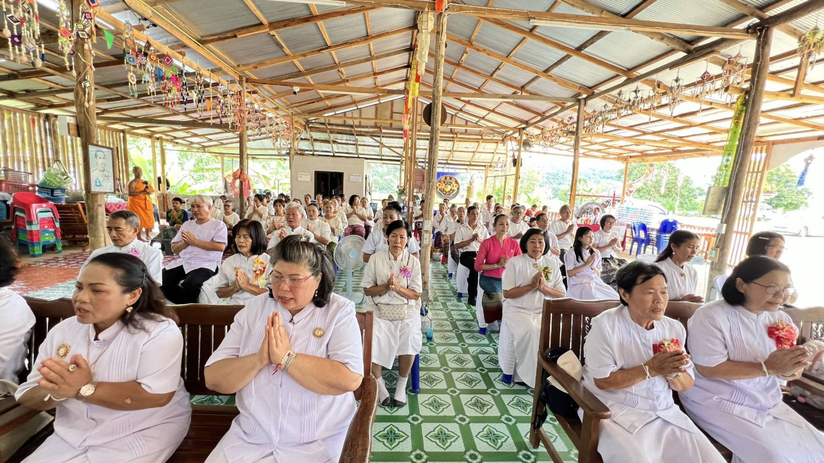 ภาพร่วมพิธีกรรมที่พักสงฆ์บ้านนาบัว