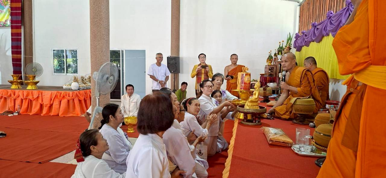 ภาพการถวายปัจจัยวัดโพธิ์ศรีสว่างหนองช้าง