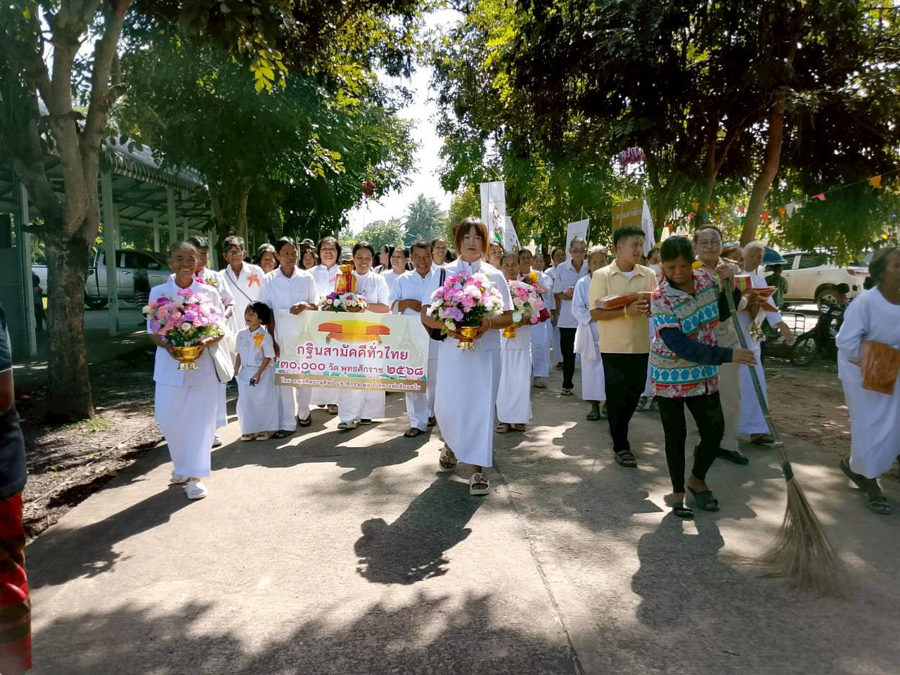 ภาพร่วมขบวนกฐินสำนักสงฆ์ธาตุทอง