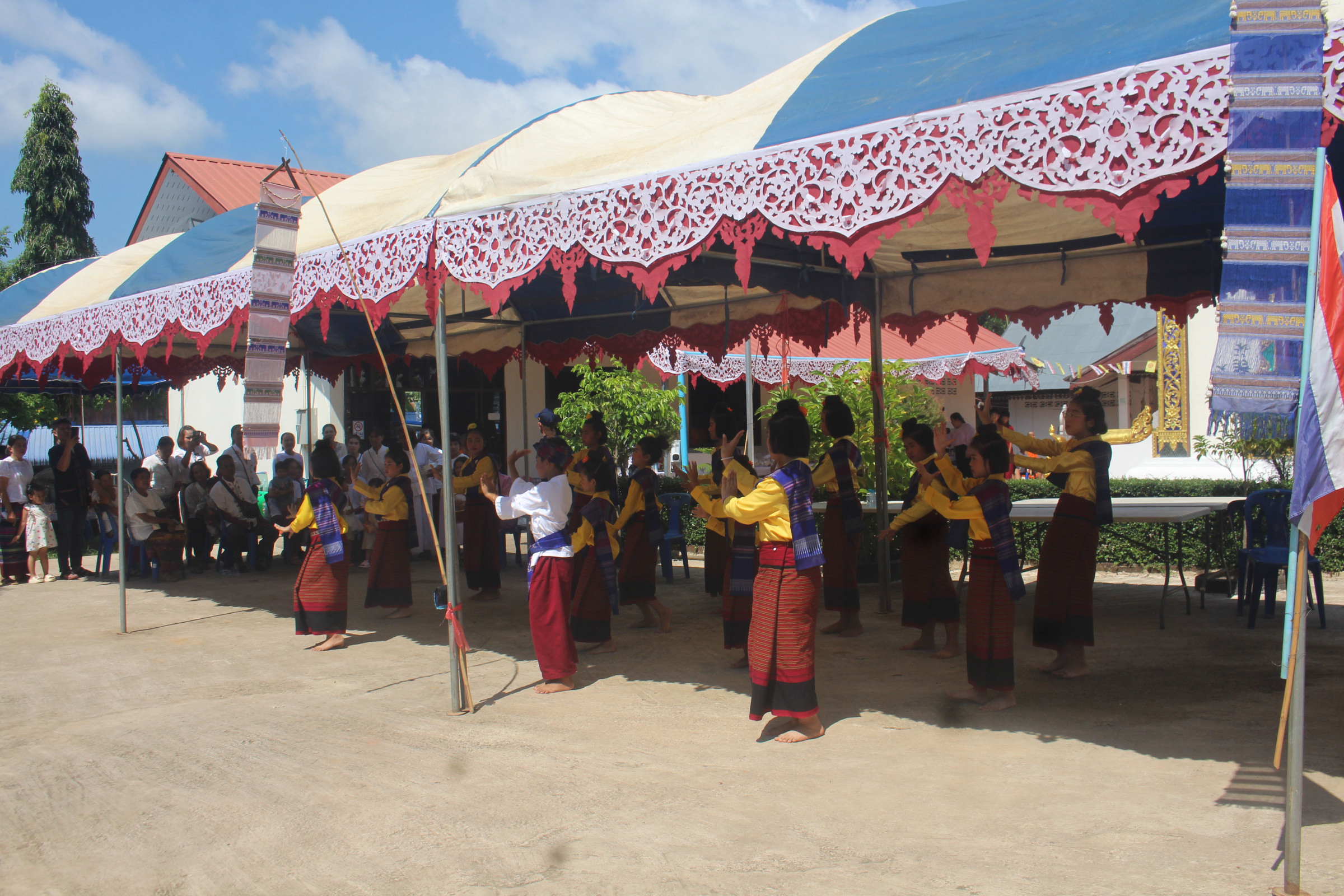 ภาพร่วมพิธีกรรมวัดห้วยสอน