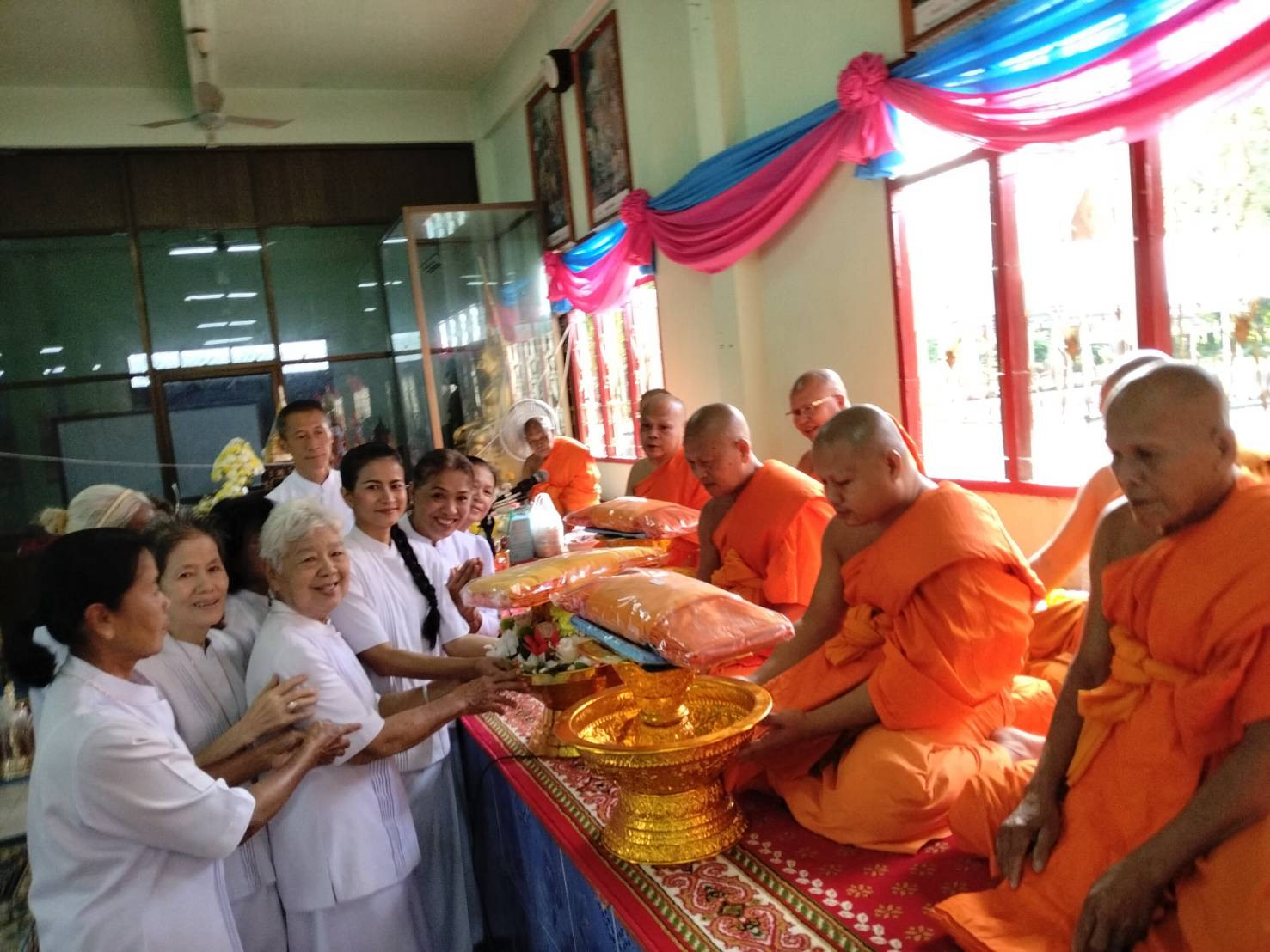 ภาพร่วมพิธีกรรมวัดบ้านกร่าง