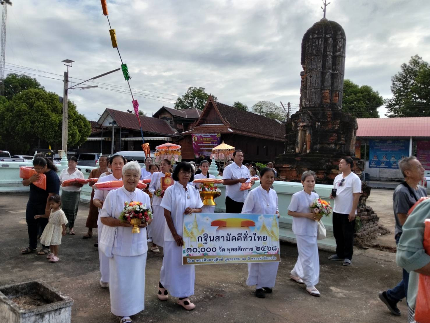 ภาพร่วมพิธีกรรมวัดบ้านกร่าง