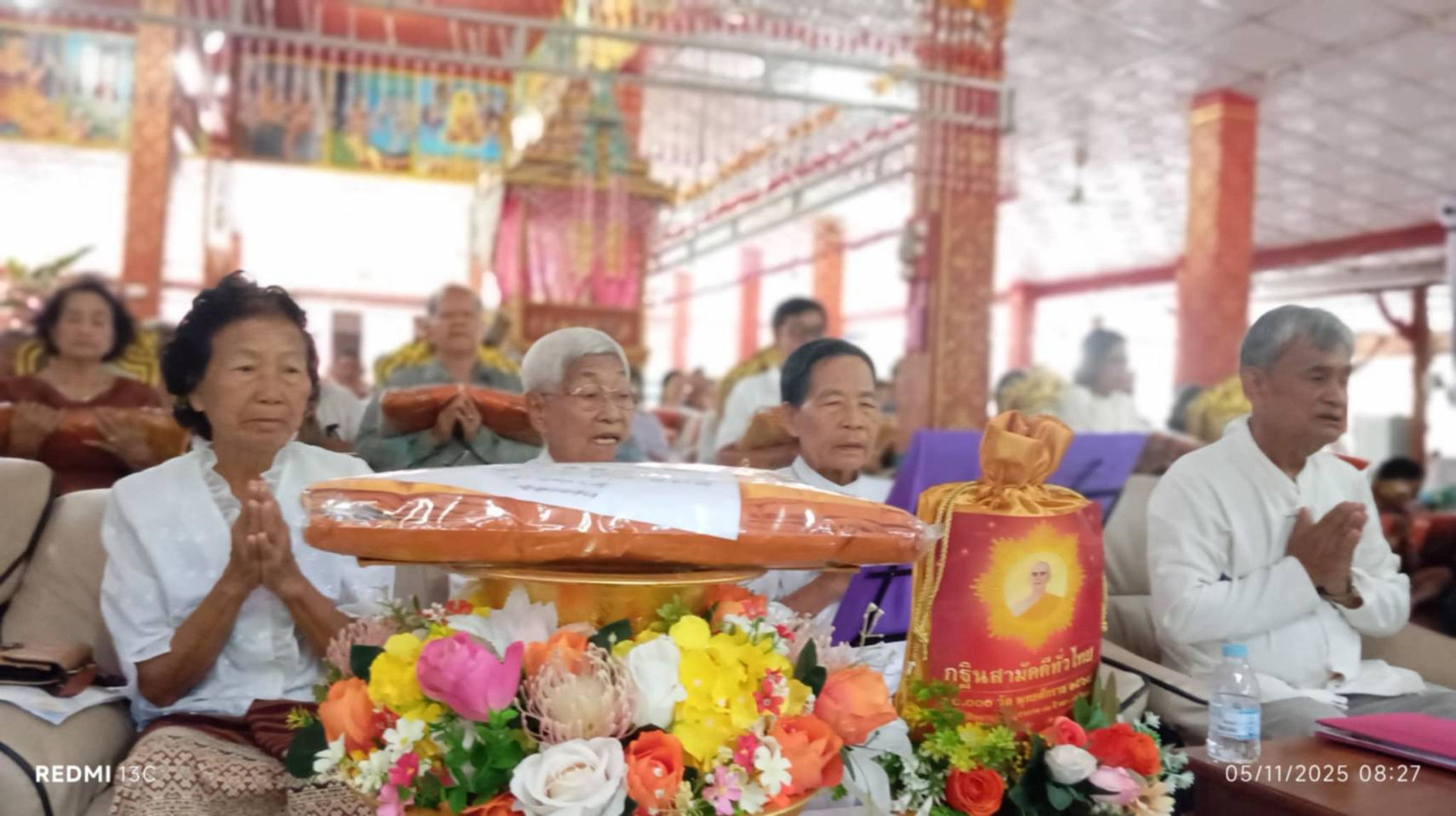 ภาพหมู่ถือพานถวายปัจจัยวัดเชิงคีรี