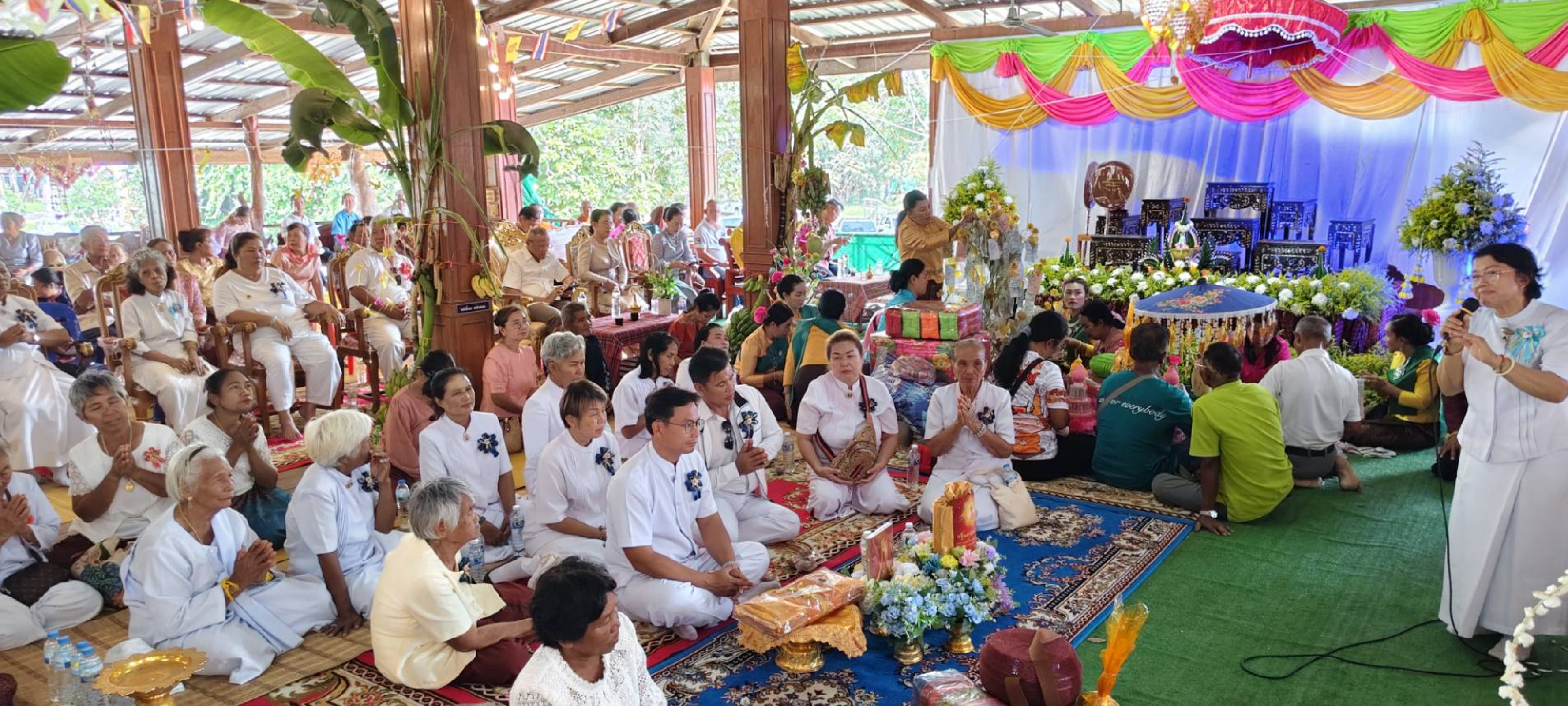 ภาพหมู่ถือพานถวายปัจจัยวัดโคกตะเคียน