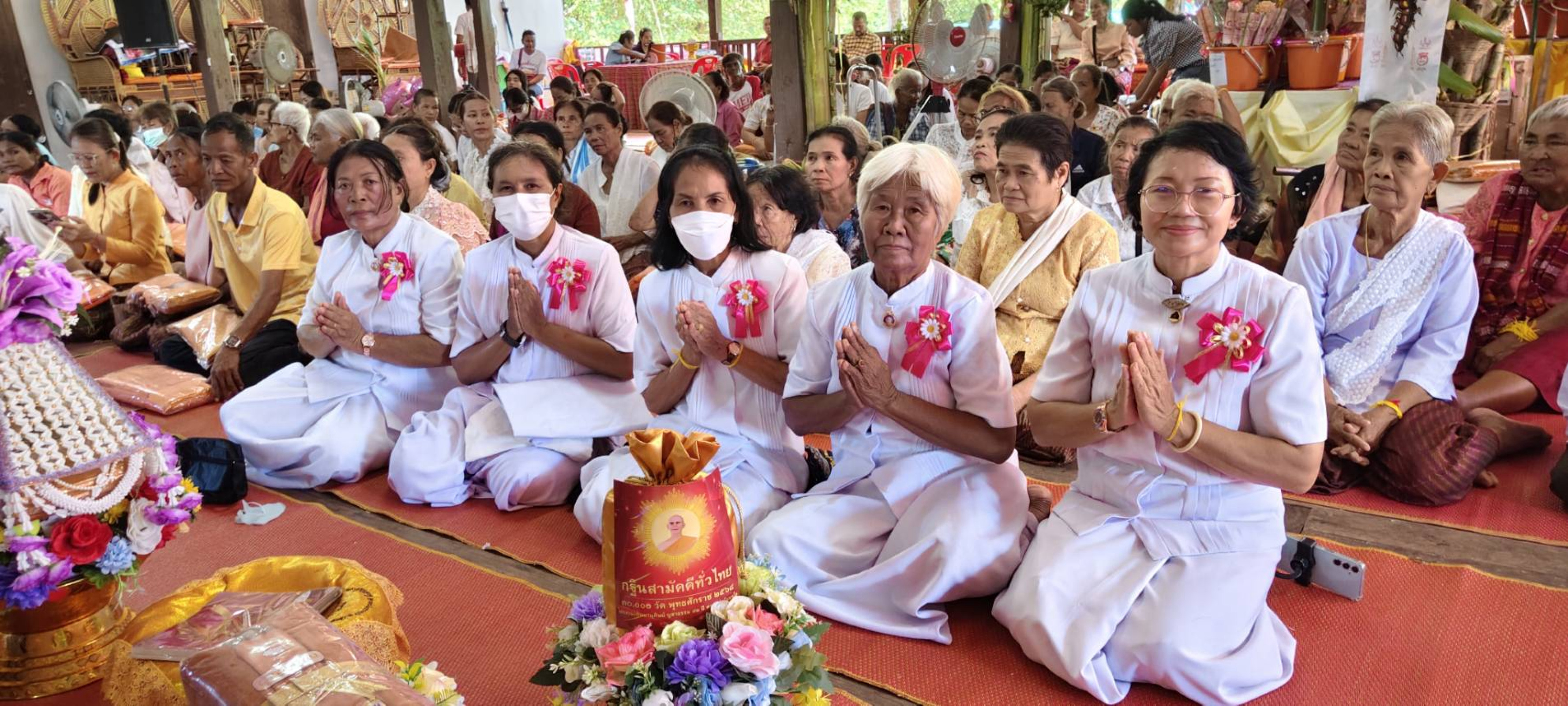 ภาพหมู่ถือพานถวายปัจจัยวัดแก้วมณี