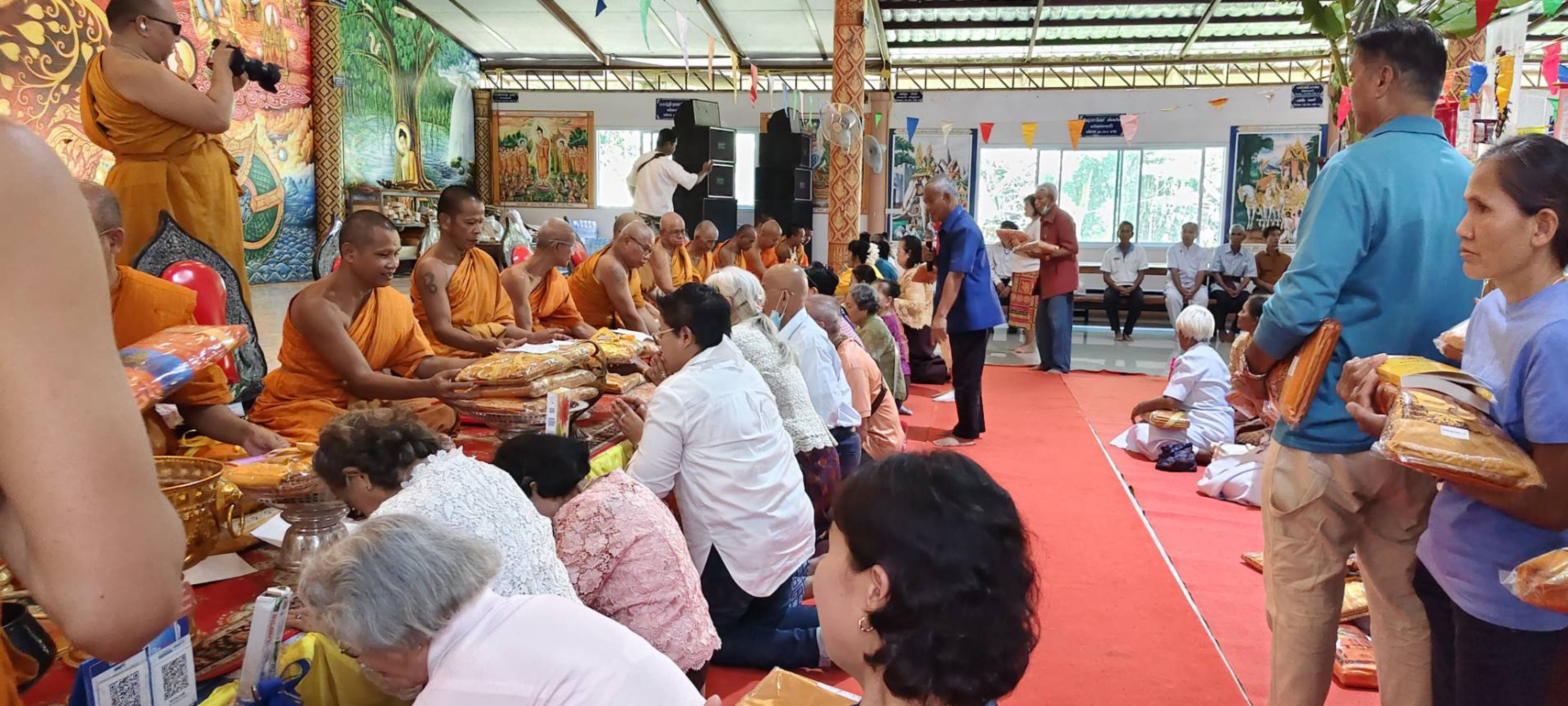 ภาพหมู่ถือพานถวายปัจจัยวัดบ้านกาบเชิง