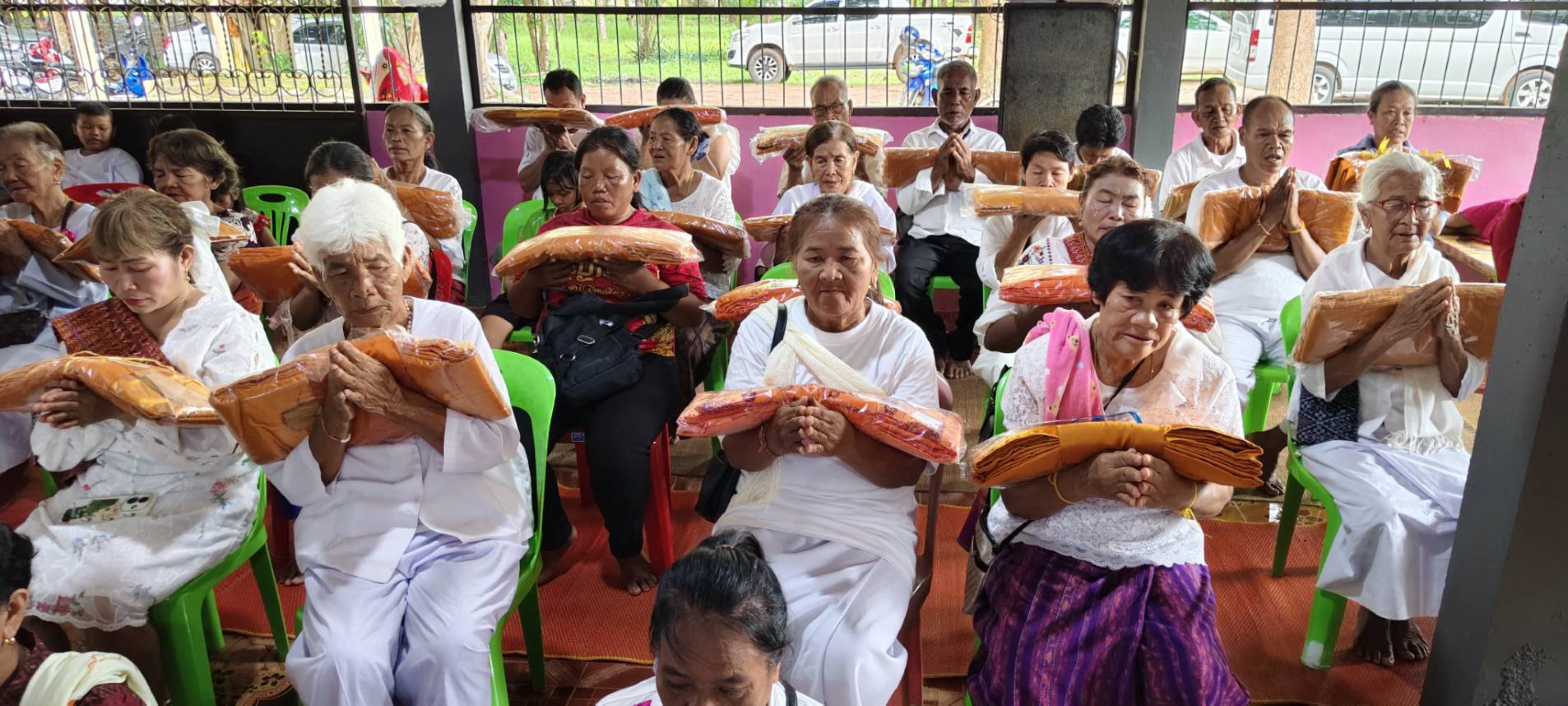 ภาพหมู่ถือพานถวายปัจจัยวัดแสนสุขสามัคคีธรรม