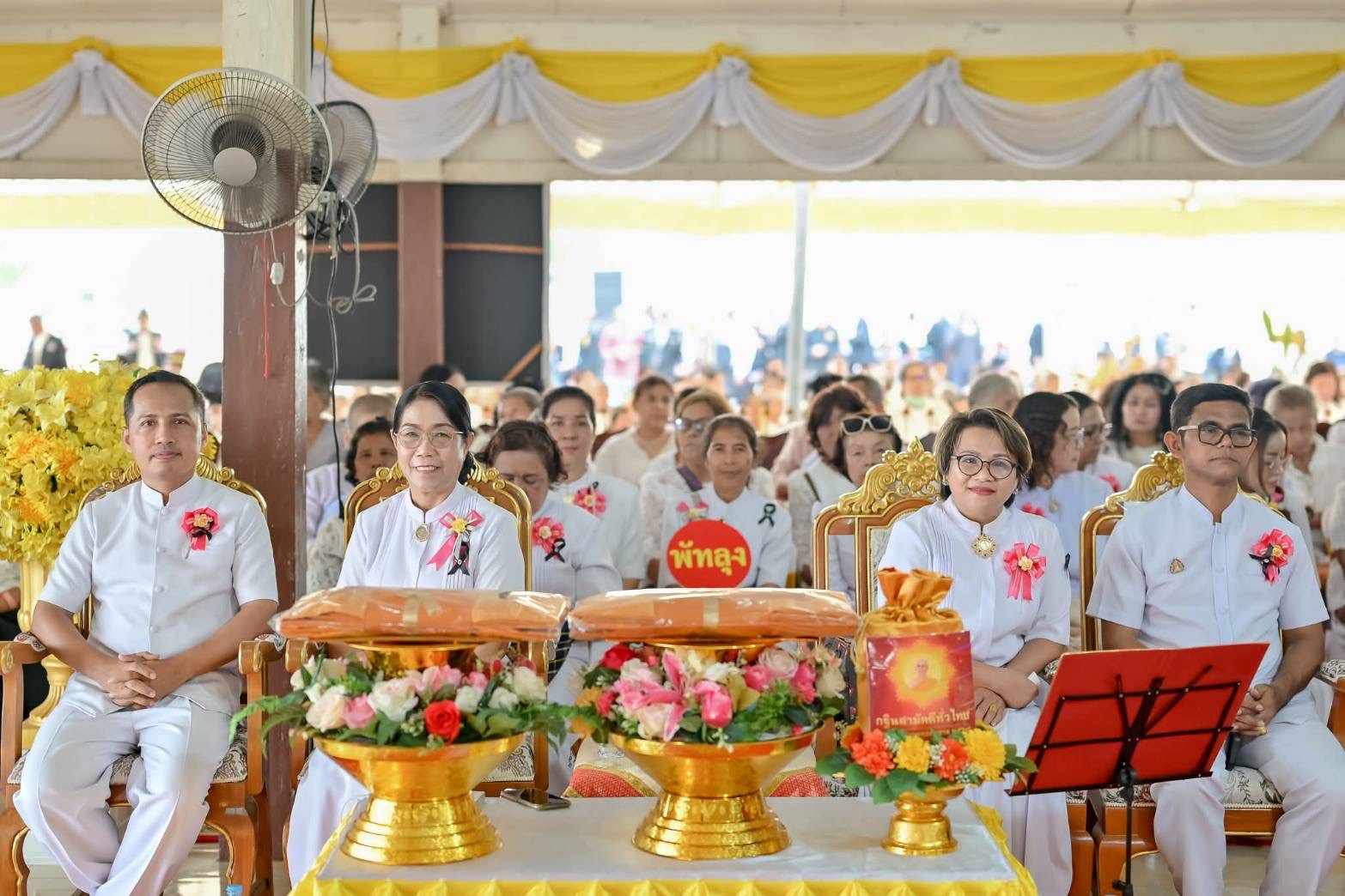 ภาพหมู่ถือพานถวายปัจจัยวัดป่าบอนต่ำ