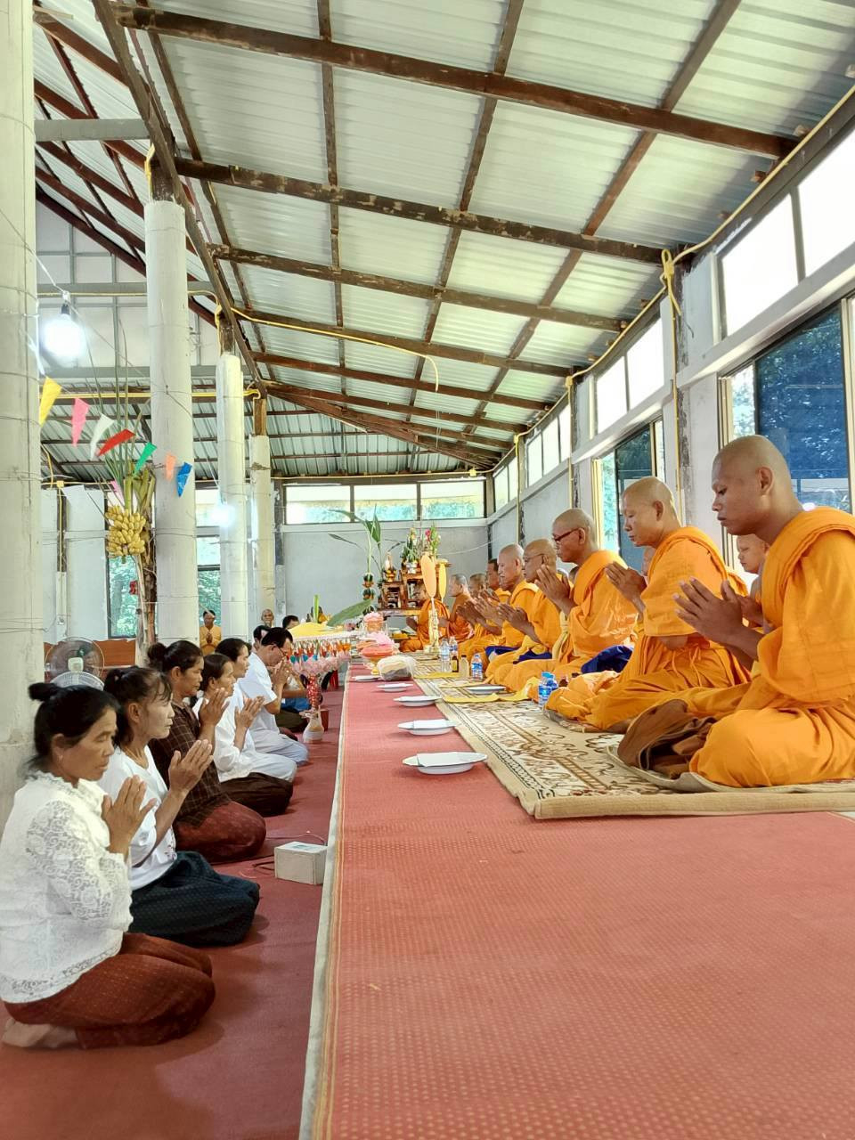 ภาพร่วมพิธีกรรมที่พักสงฆ์บ้านธาตุ