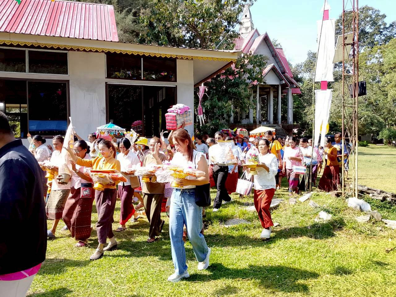 ภาพร่วมพิธีกรรมที่พักสงฆ์บ้านธาตุ