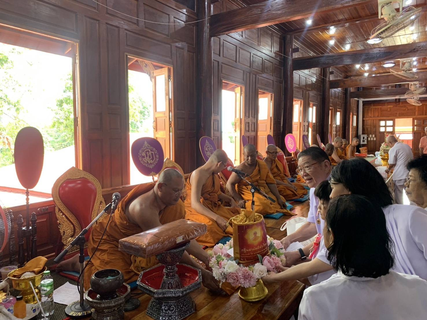 ภาพการถวายปัจจัยวัดม่วงหวาน