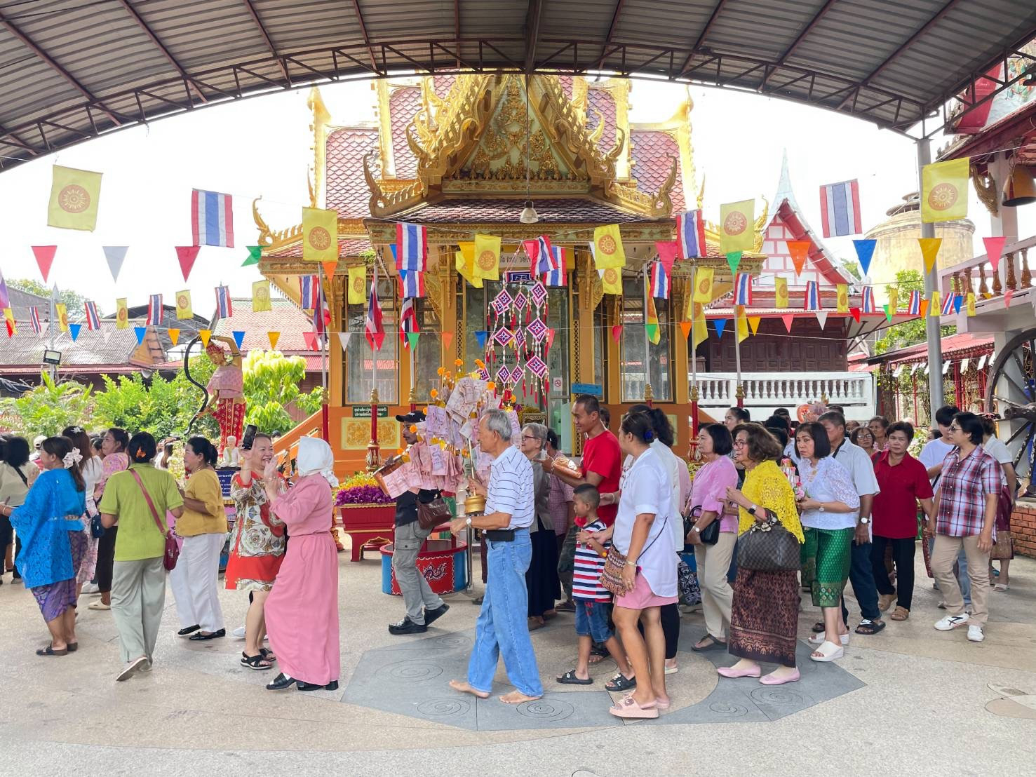 ภาพร่วมพิธีกรรมวัดโพธิ์เผือก