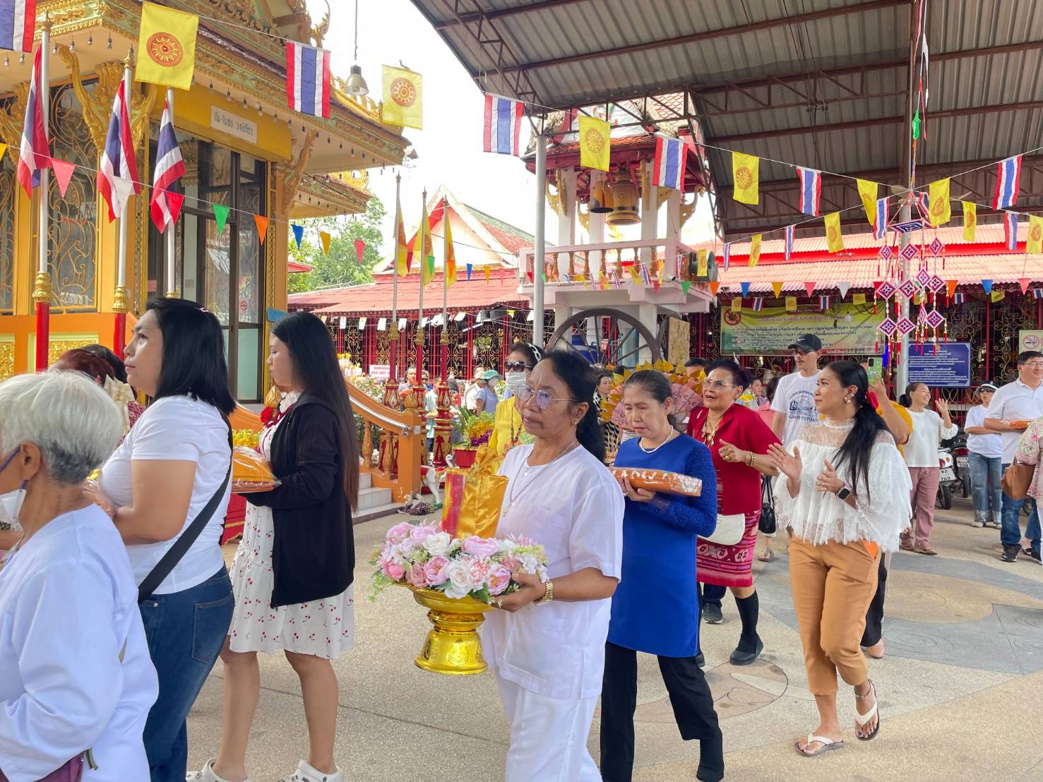 ภาพร่วมพิธีกรรมวัดโพธิ์เผือก