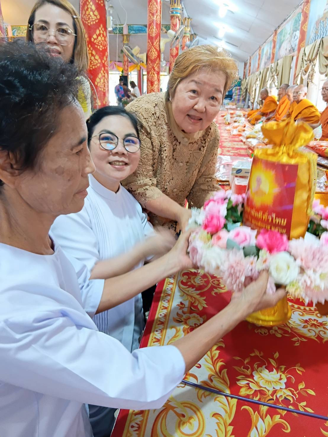 ภาพการถวายปัจจัยวัดเทพมงคล