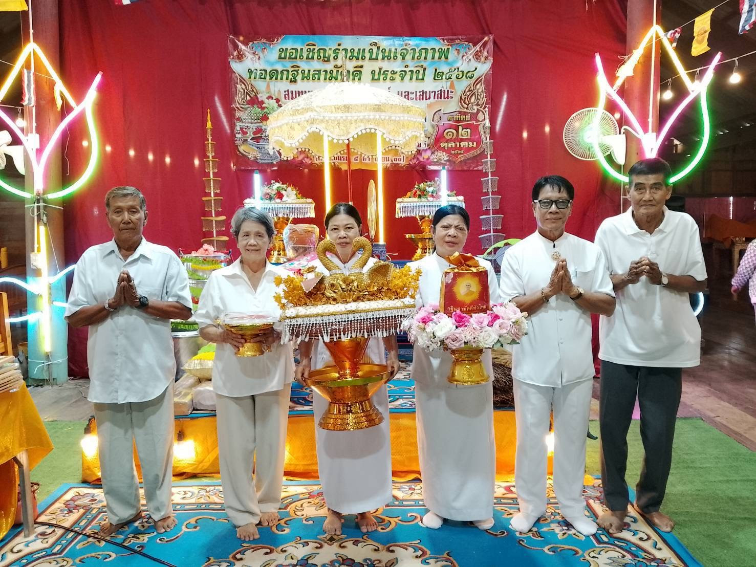 ภาพหมู่ถือพานถวายปัจจัยวัดวังชะโด