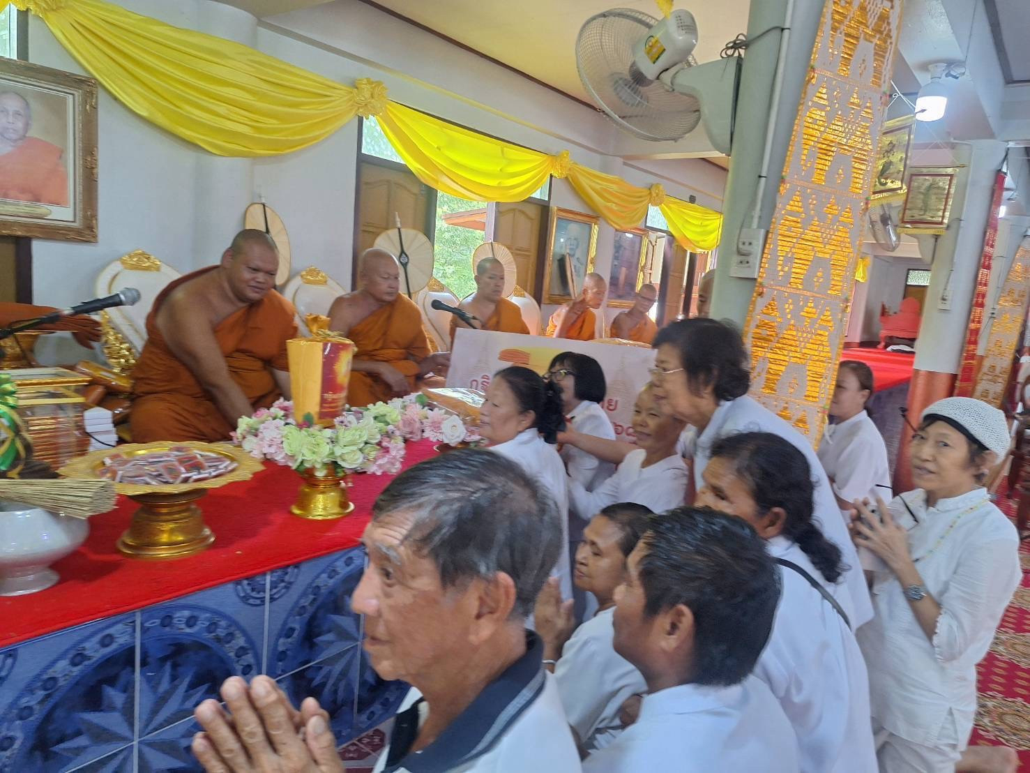 ภาพการถวายปัจจัยวัดแจ้ง