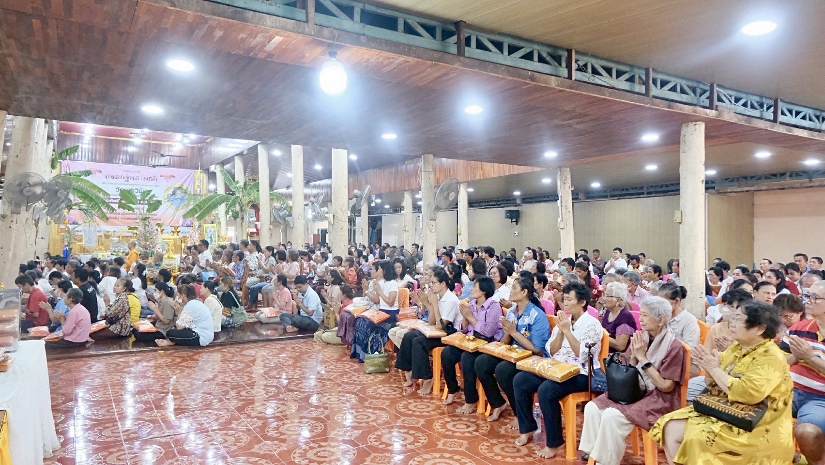 ภาพร่วมพิธีกรรมวัดมารวิชัย