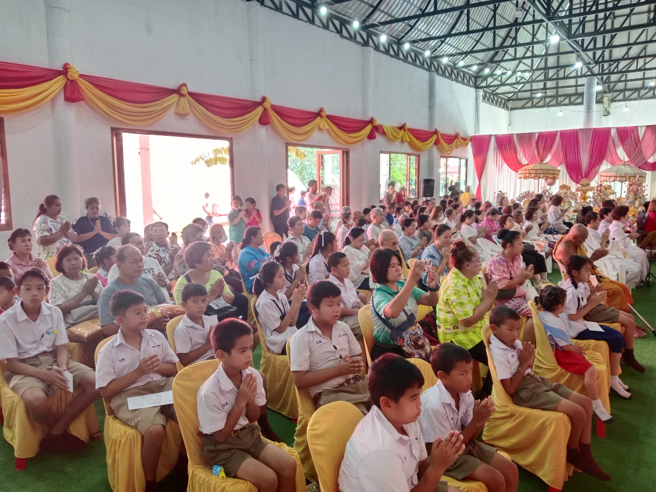 ภาพร่วมพิธีกรรมวัดพระธาตุศรีรัตนาราม
