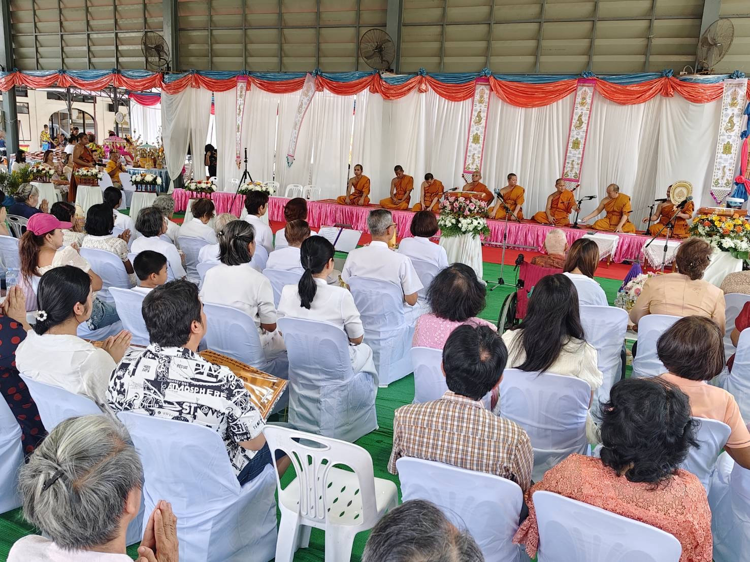 ภาพร่วมพิธีกรรมวัดอินทาราม