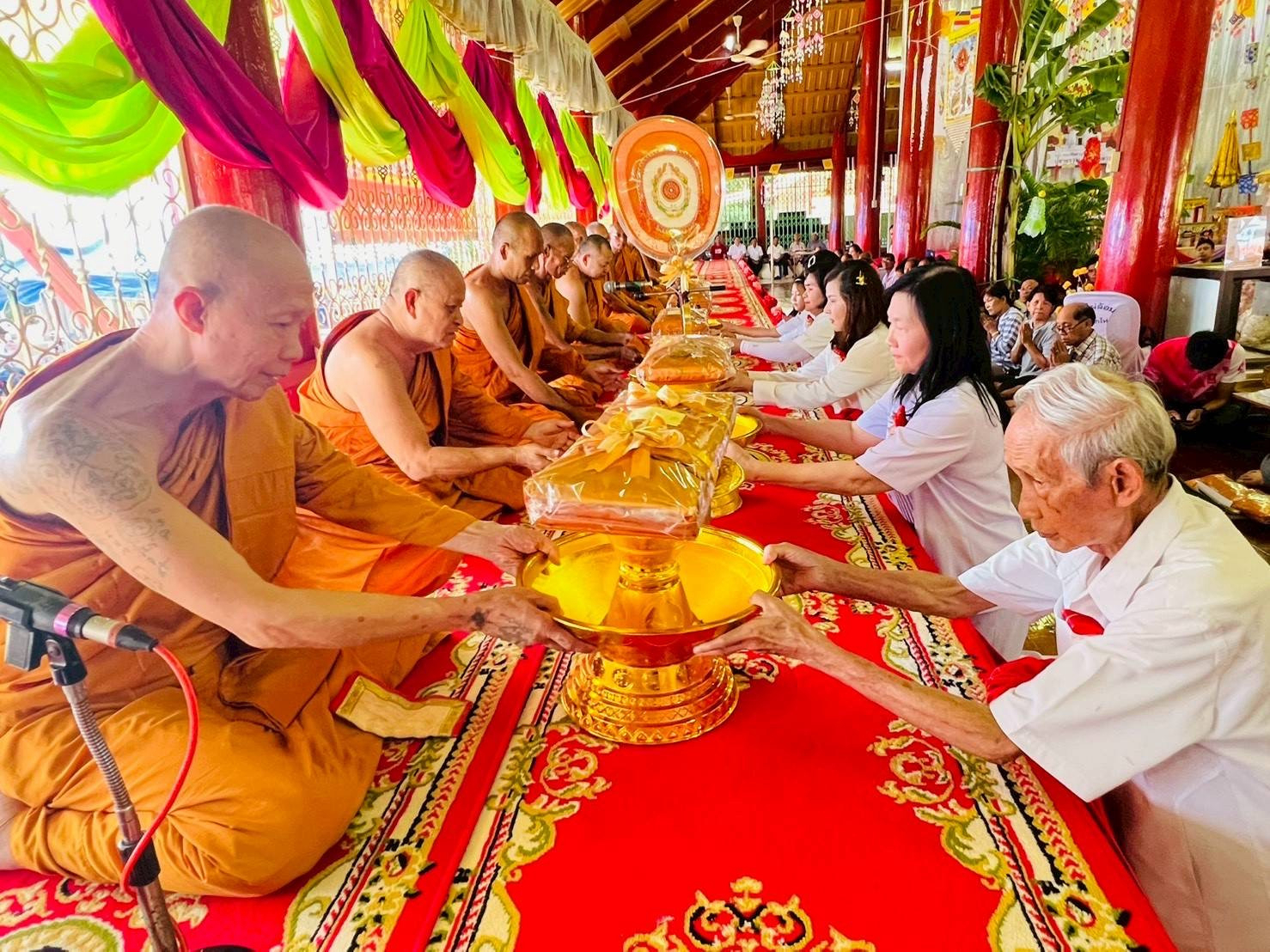 ภาพร่วมพิธีกรรมวัดไผ่ล้อม