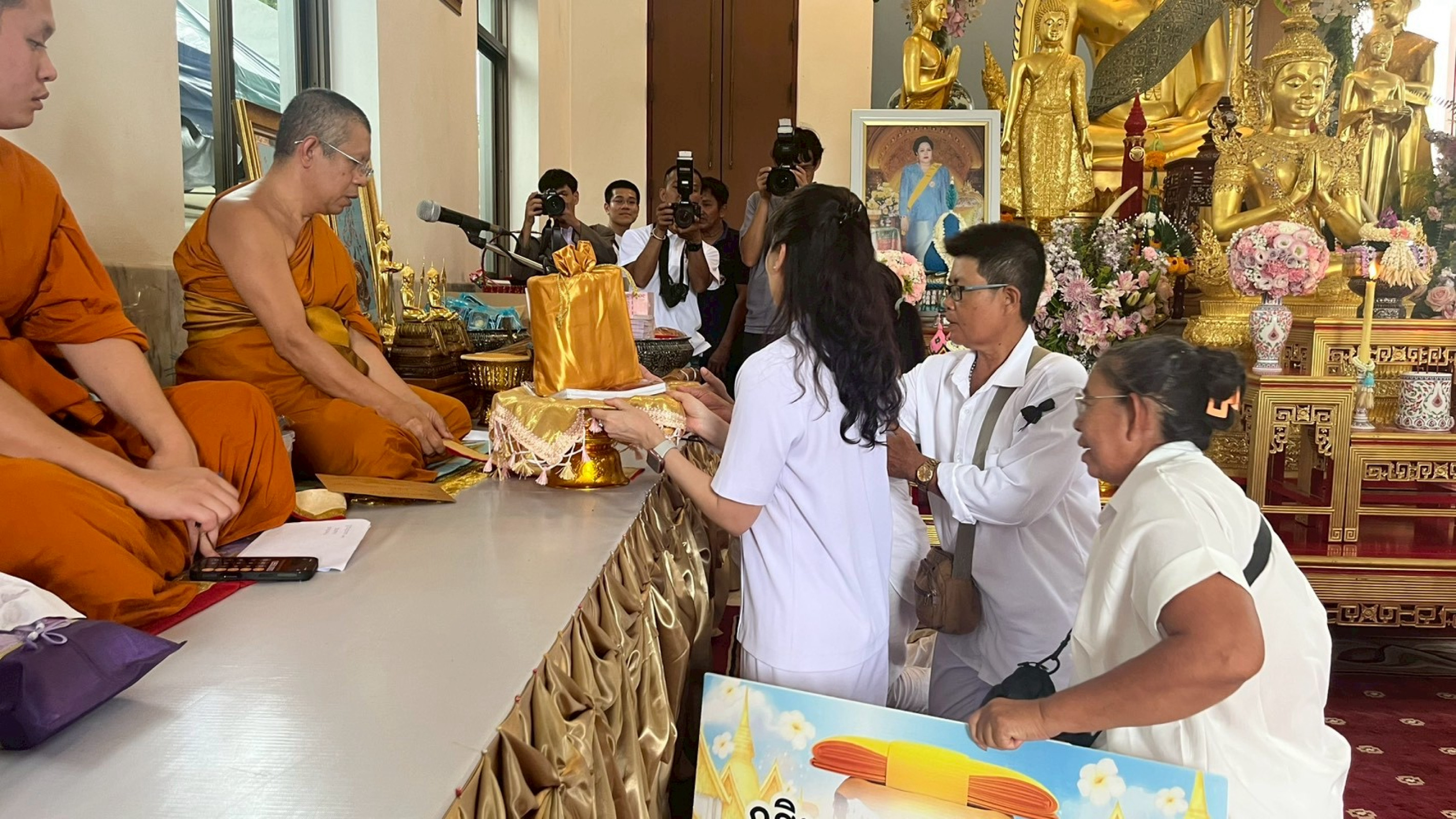 ภาพการถวายปัจจัยวัดคลองขุดเล็ก